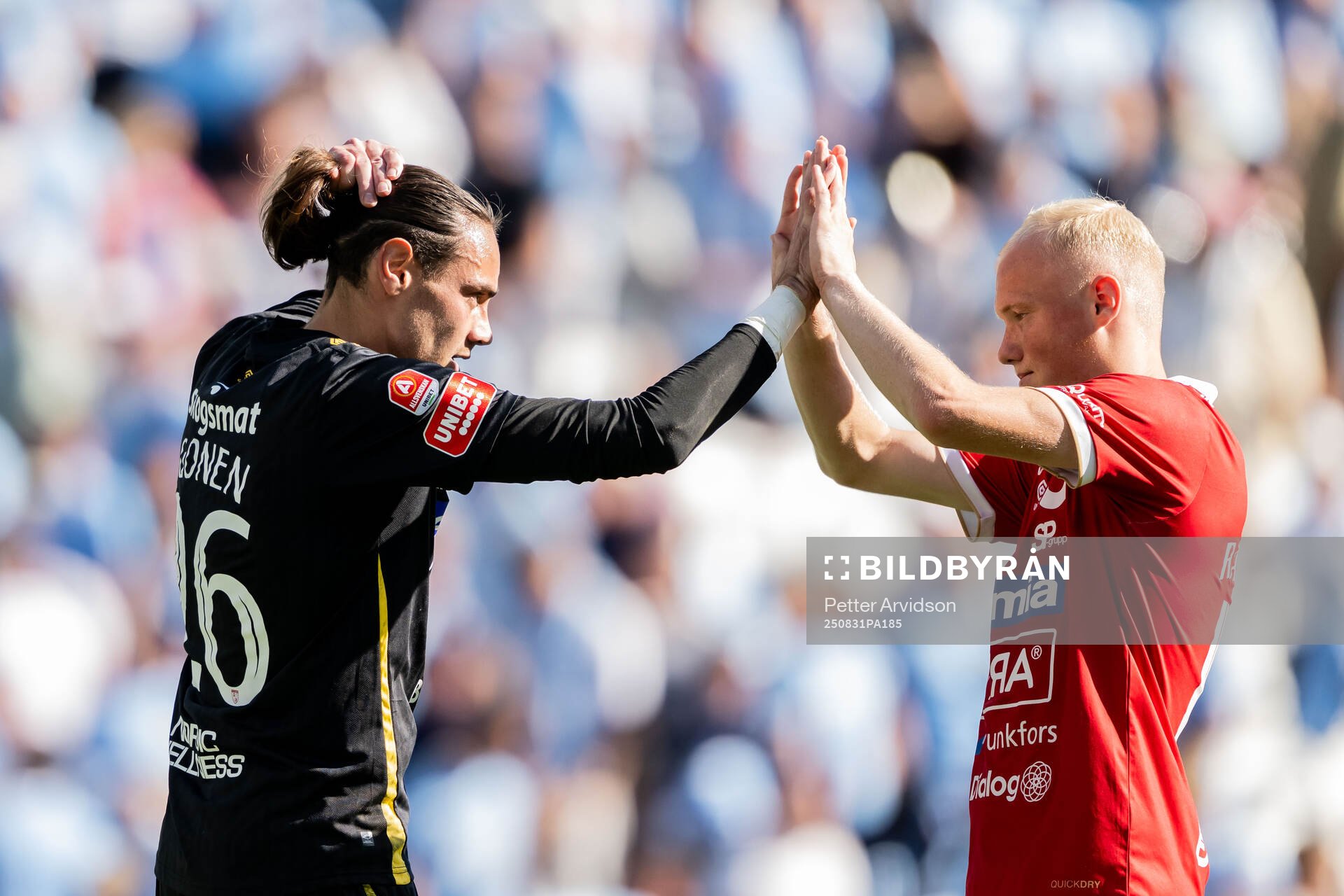 Degerfors målvakt Matvei Igonen och Marcus Rafferty jublar