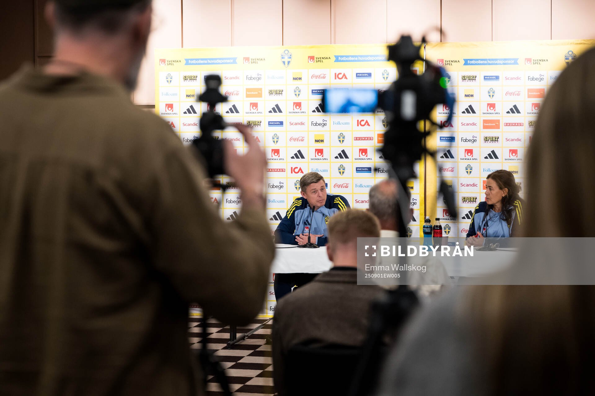 Head coach Jon Dahl Tomasson of the Swedish men's national