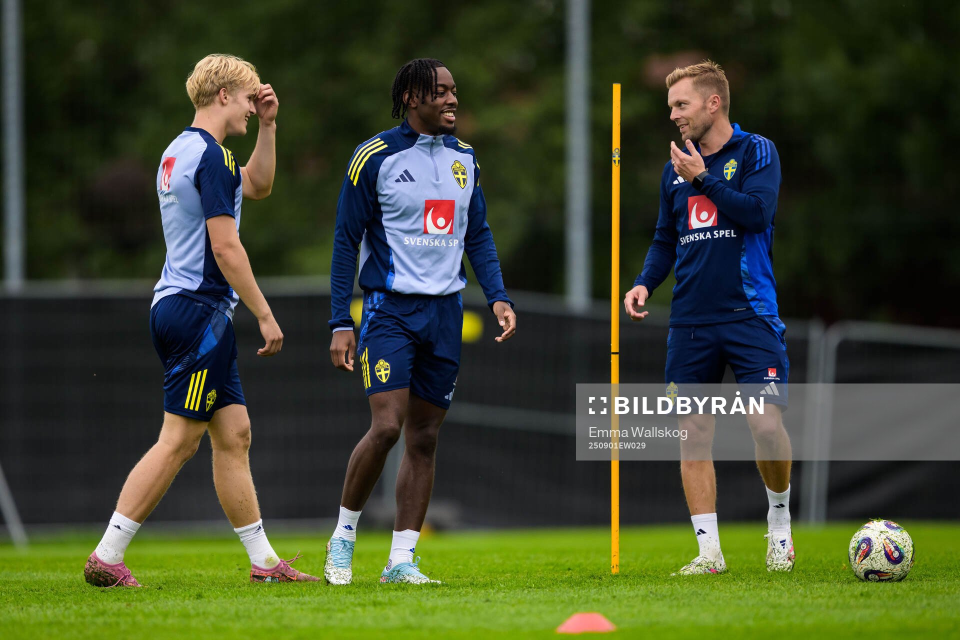 Lucas Bergvall, Anthony Elanga and Assistant coach