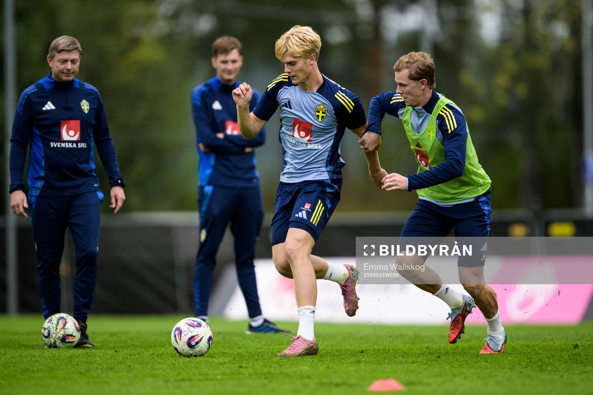 Lucas Bergvall and Emil Krafth of the Swedish national