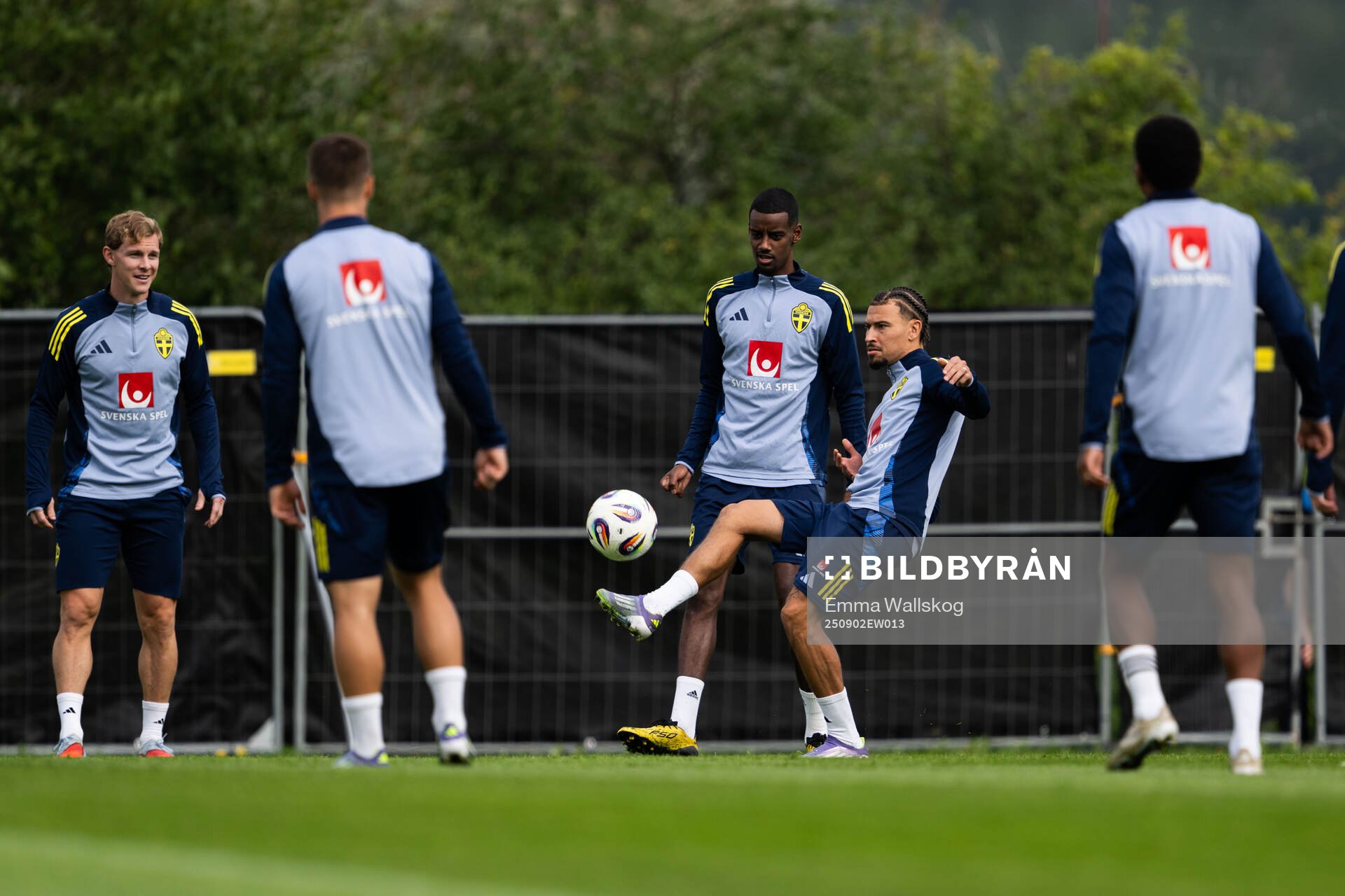 Alexander Isak and Jordan Larsson of the Swedish national