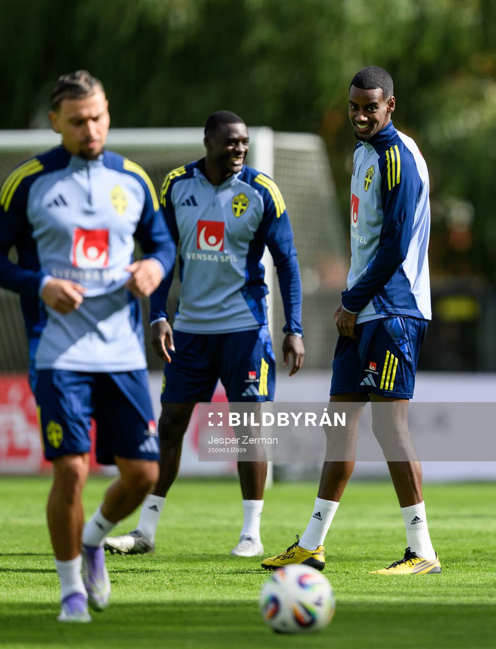 Jordan Larsson, Ken Sema and Alexander Isak of the Swedish