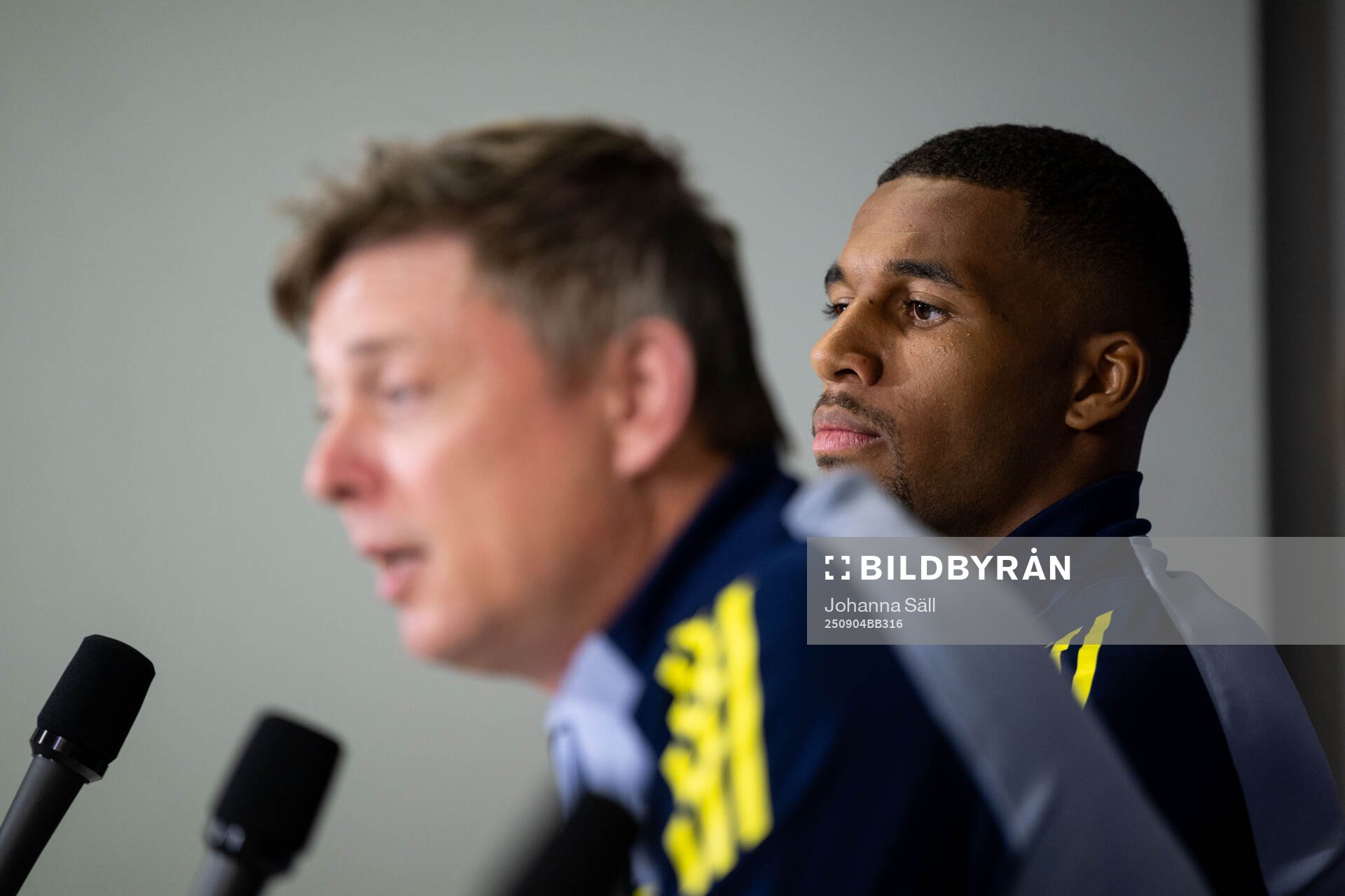 Head coach Jon Dahl Tomasson and Isak Hien of the Swedish