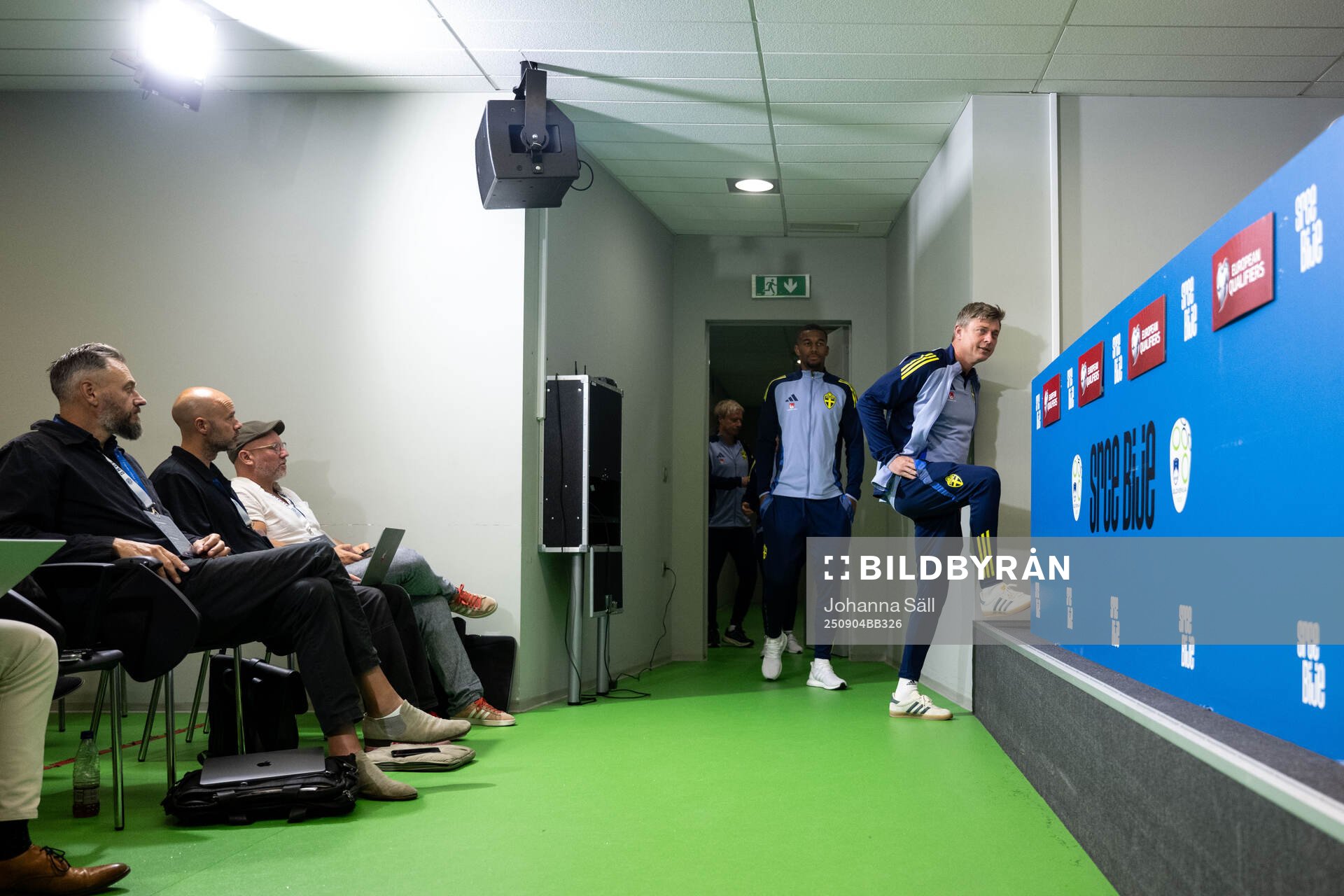 Isak Hien and head coach Jon Dahl Tomasson of the Swedish