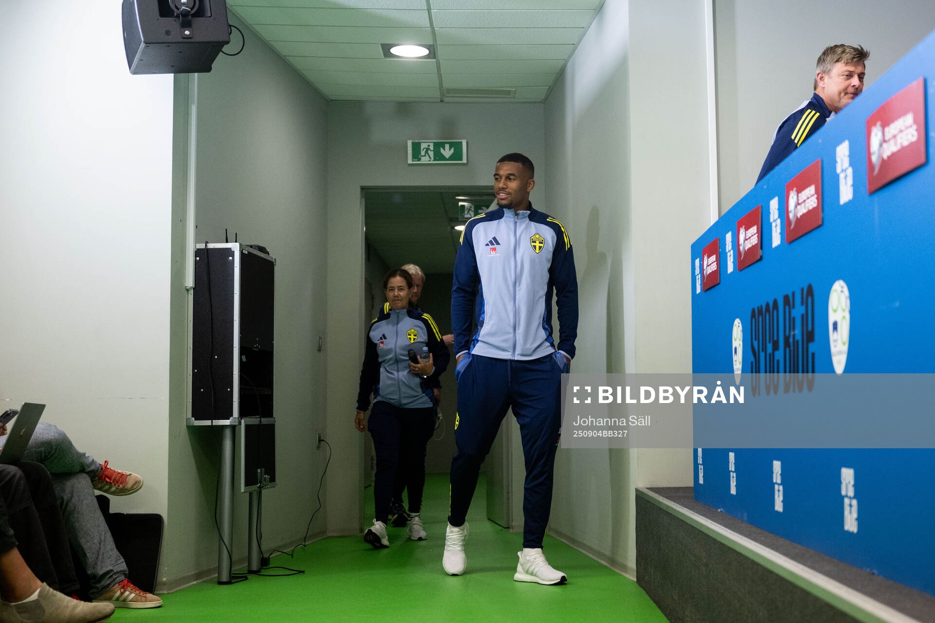 Isak Hien and head coach Jon Dahl Tomasson of the Swedish