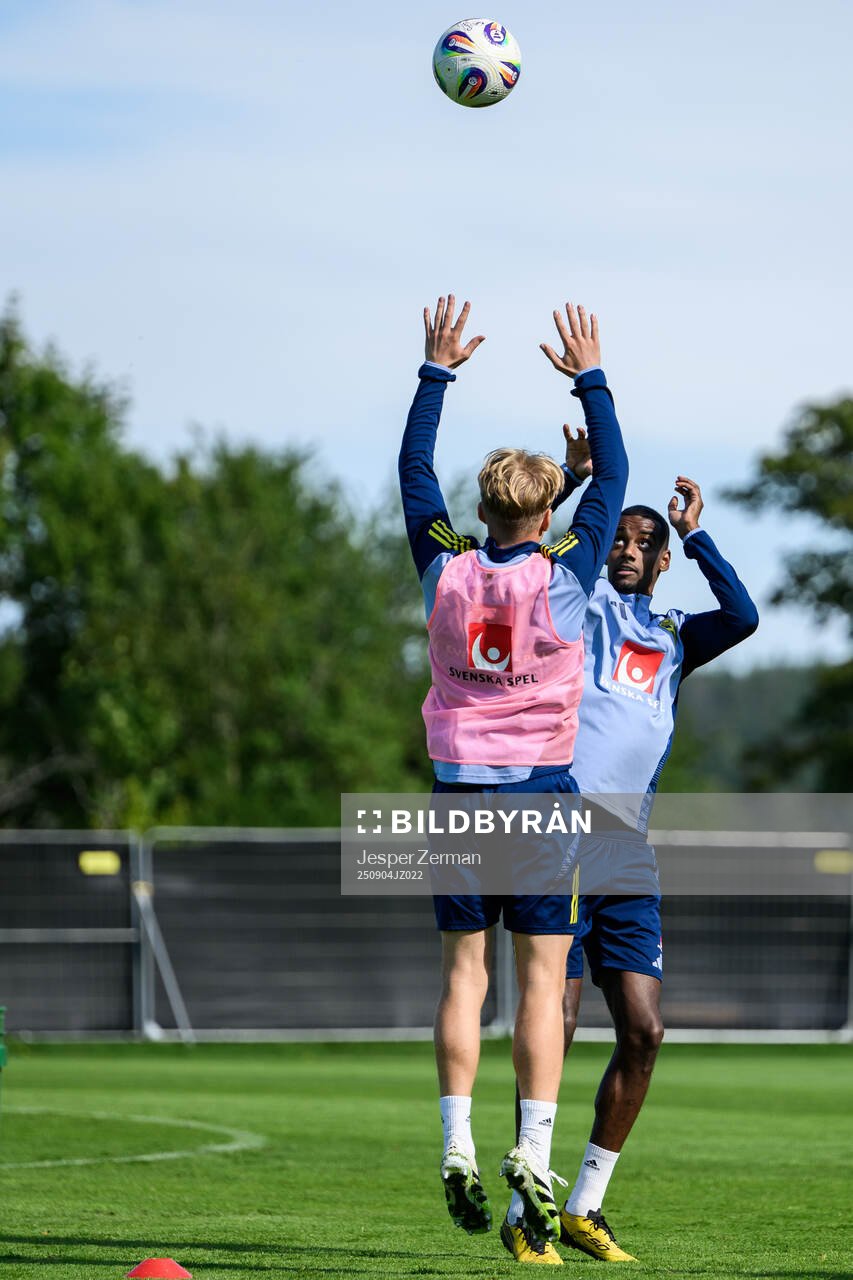 Daniel Svensson and Alexander Isak of the Swedish men's
