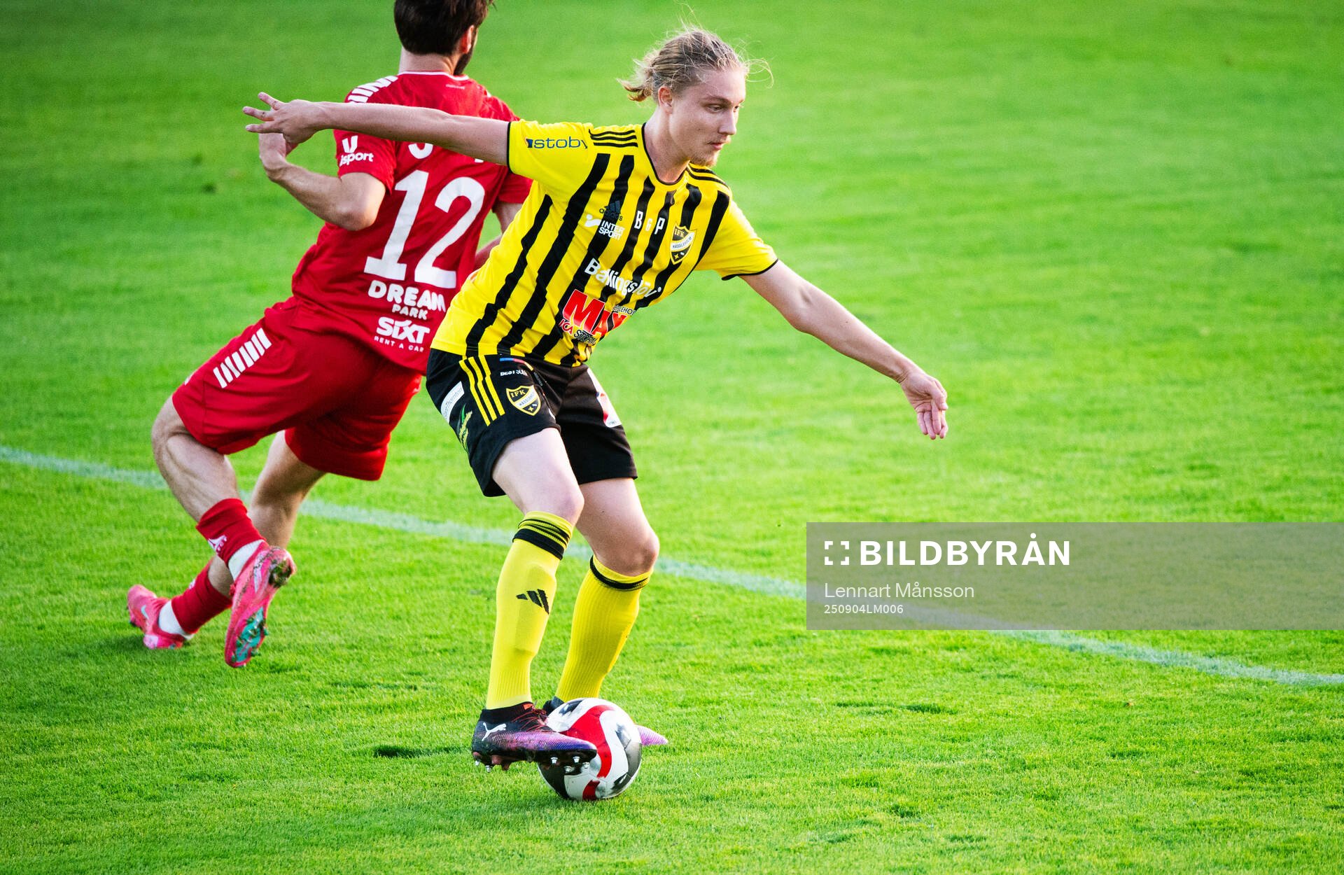 IFK Hässleholms Lucas Johnsson debuterade och dribblar