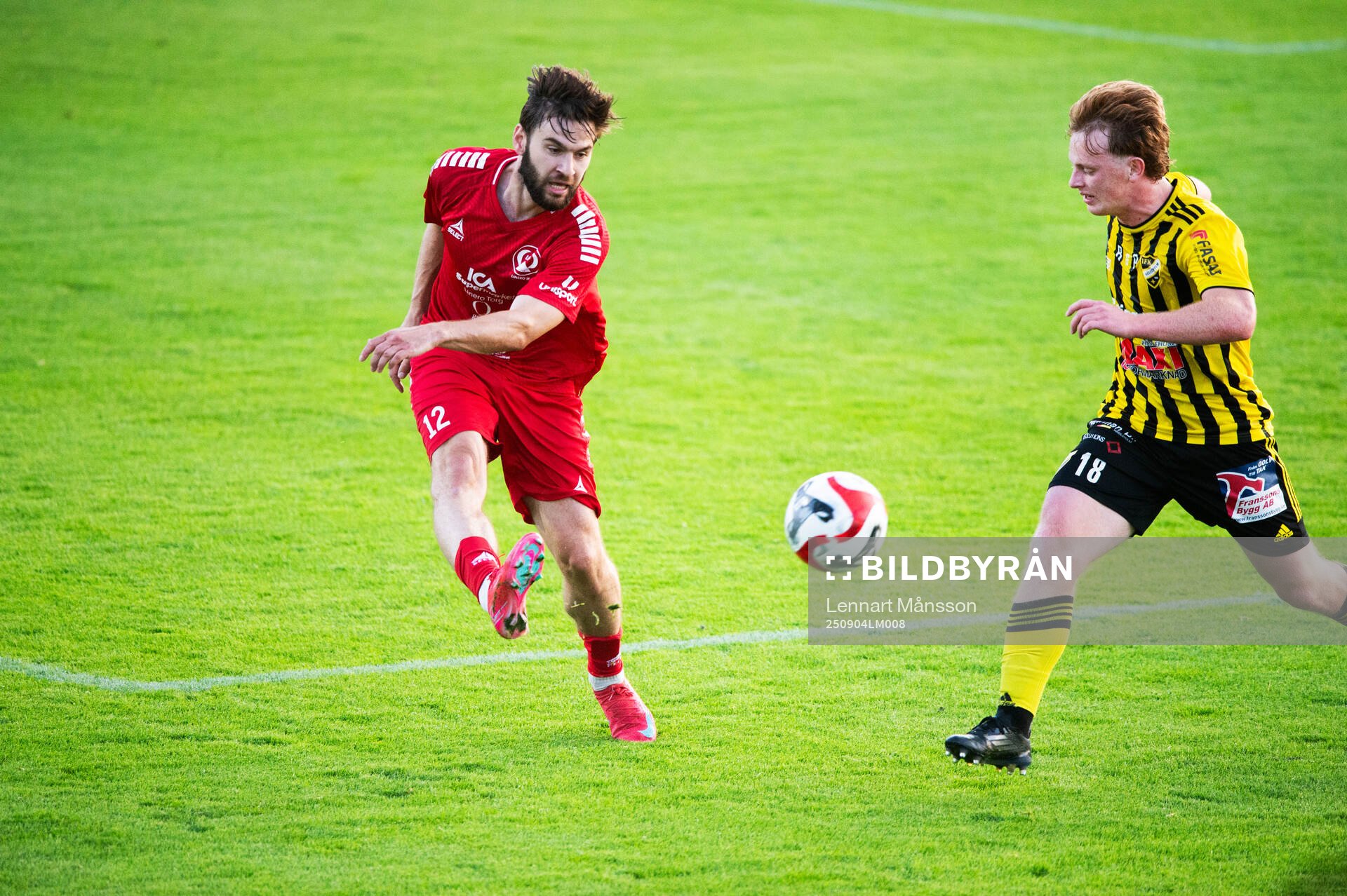 Mirza Halvadzis skjuter och IFK Hässleholms Sam Hegdal kan