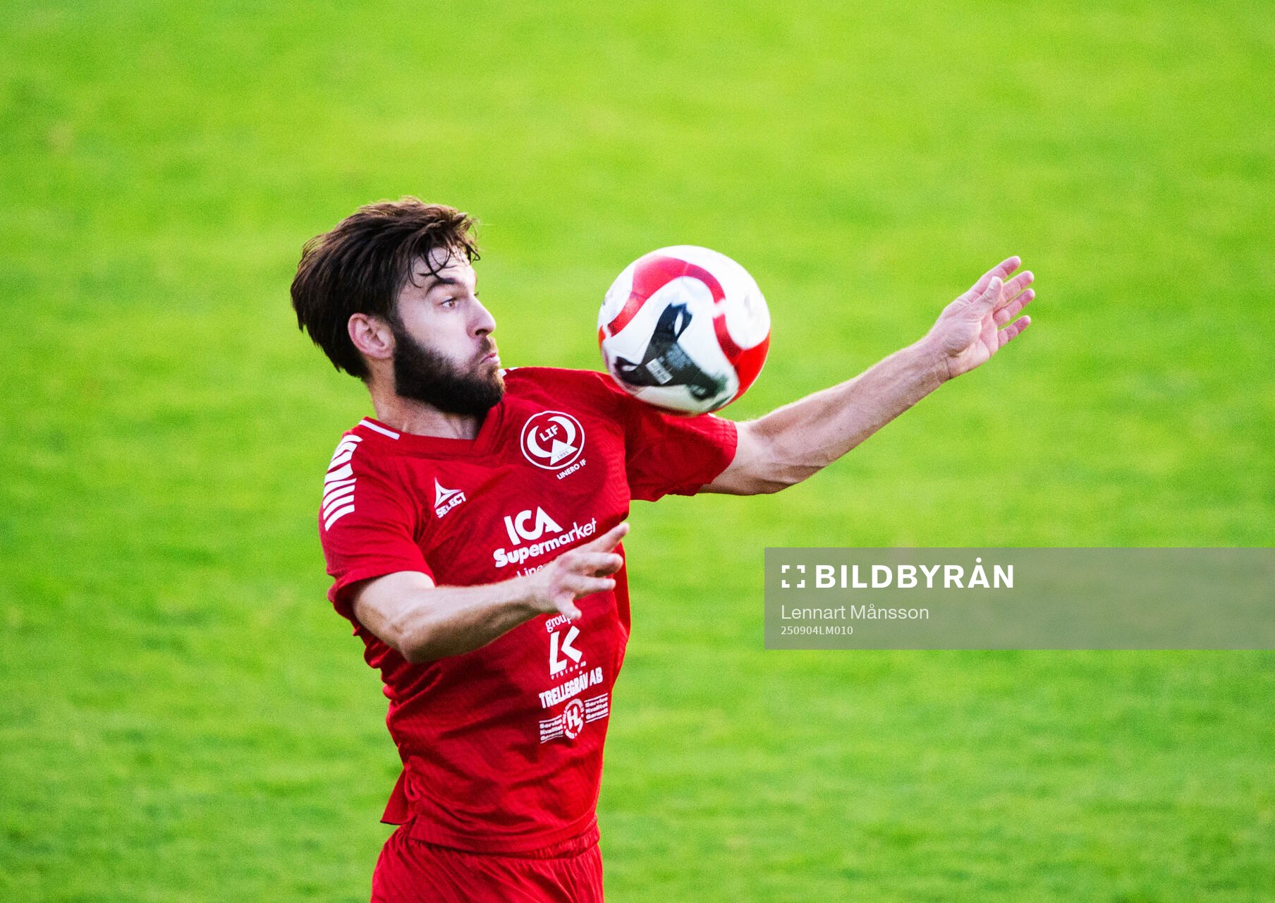 Mirza Halvadzis tar ner bollen i matchen i div. 2 mellan
