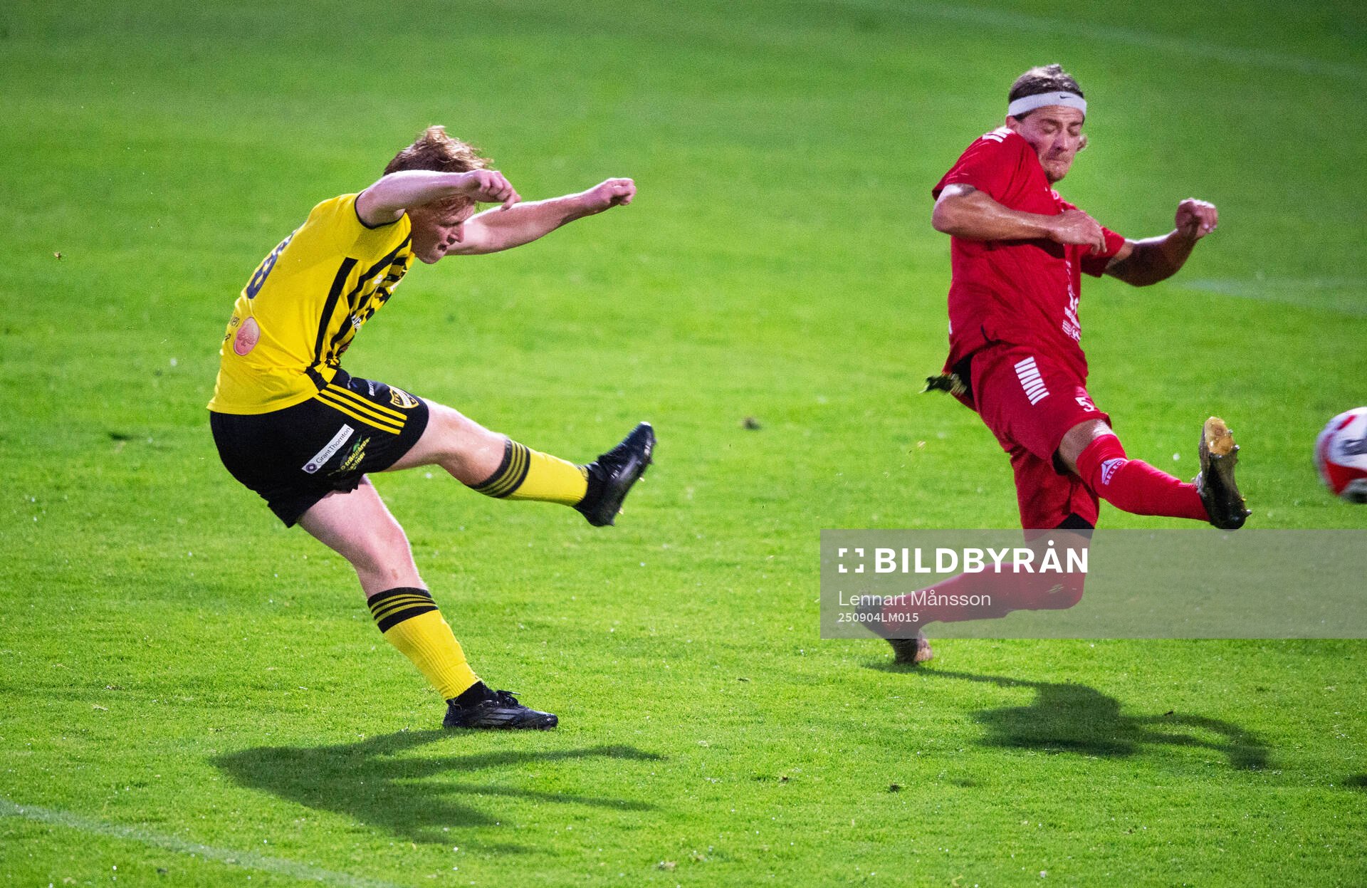 IFK Hässleholms Sam Hegdal skjuter förbi Lineros Fabian