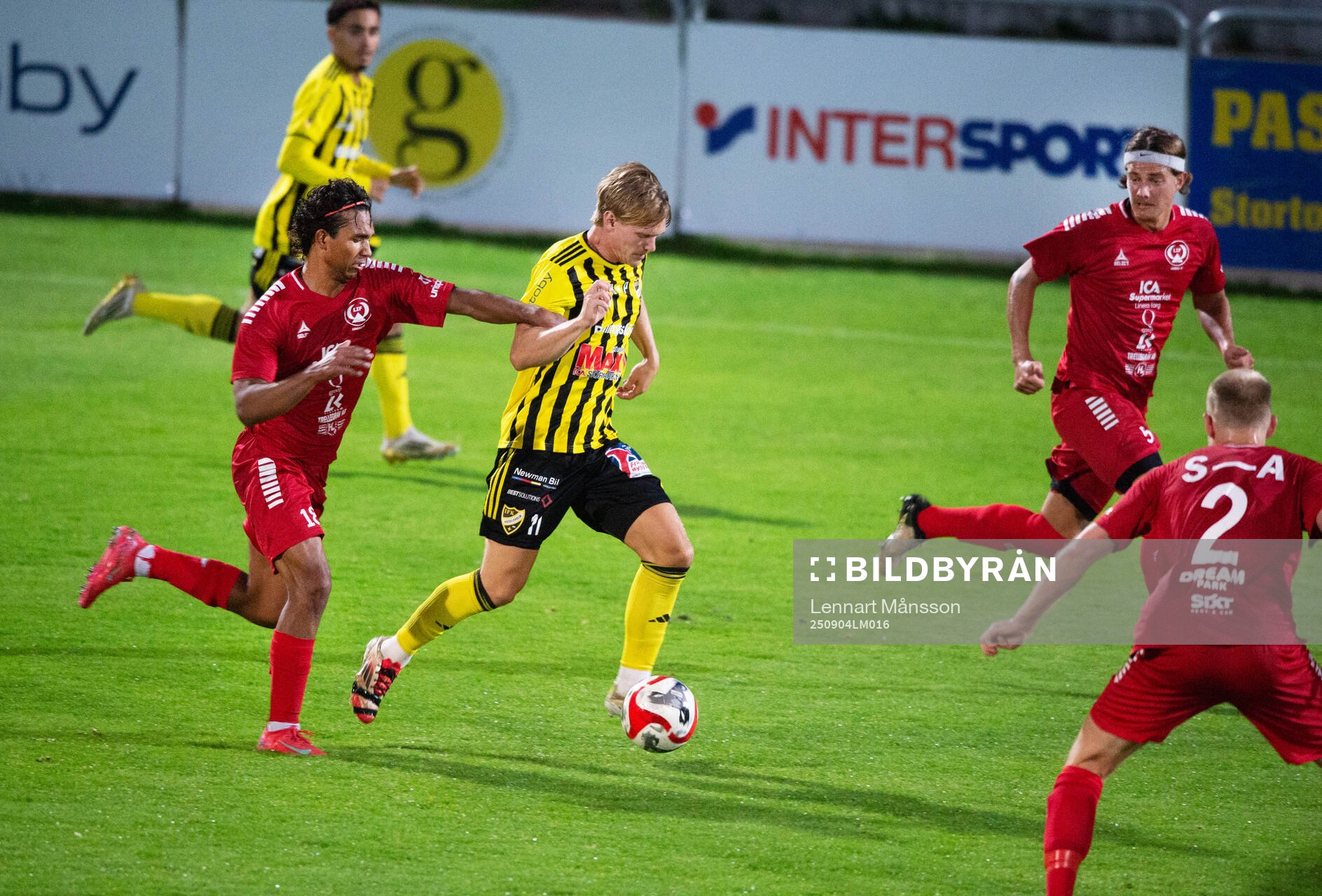 Lineros August Sandström försöker stoppa IFK