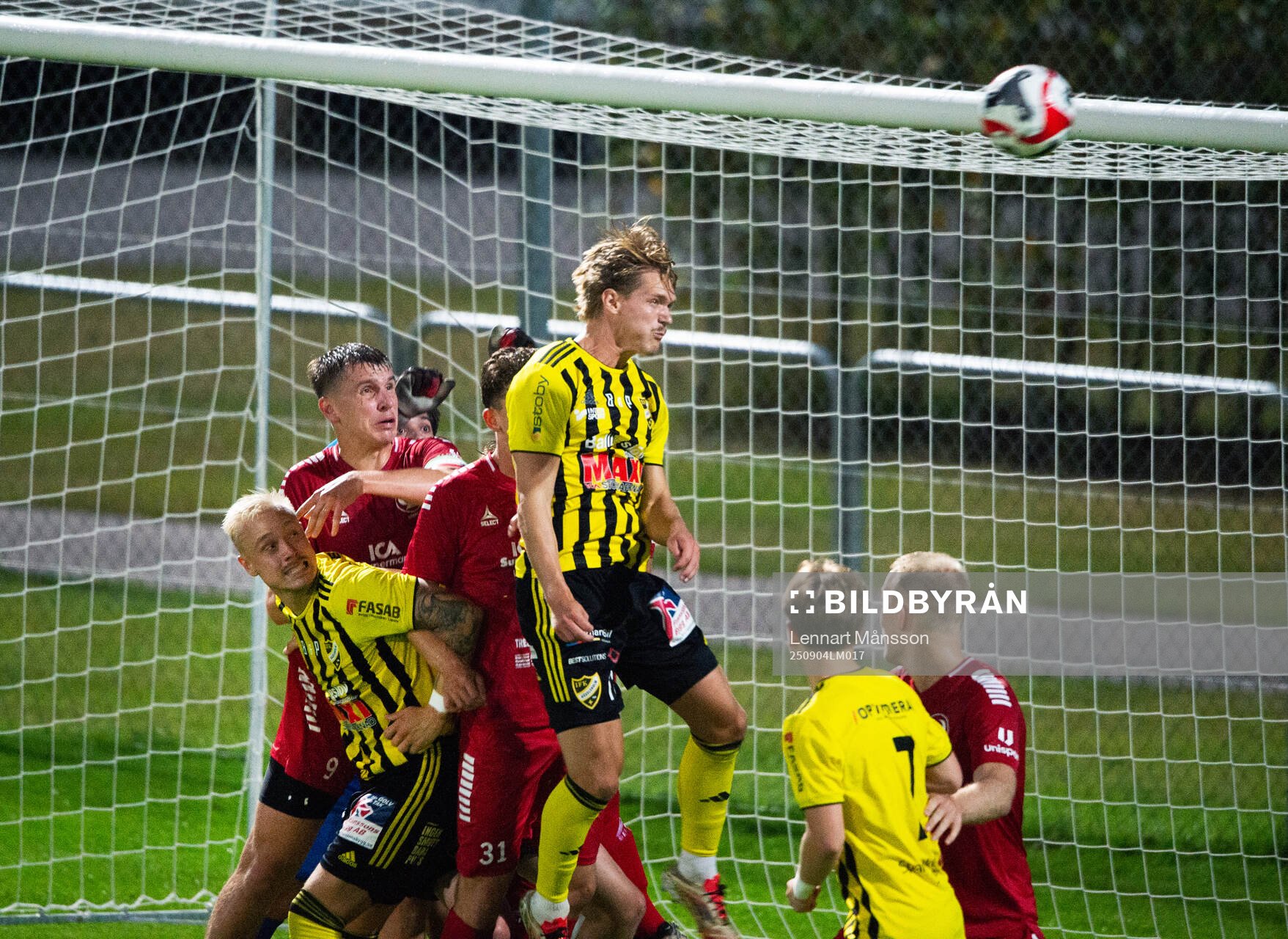 IFK Hässleholms Kasper Månsson nickar mot mål i matchen