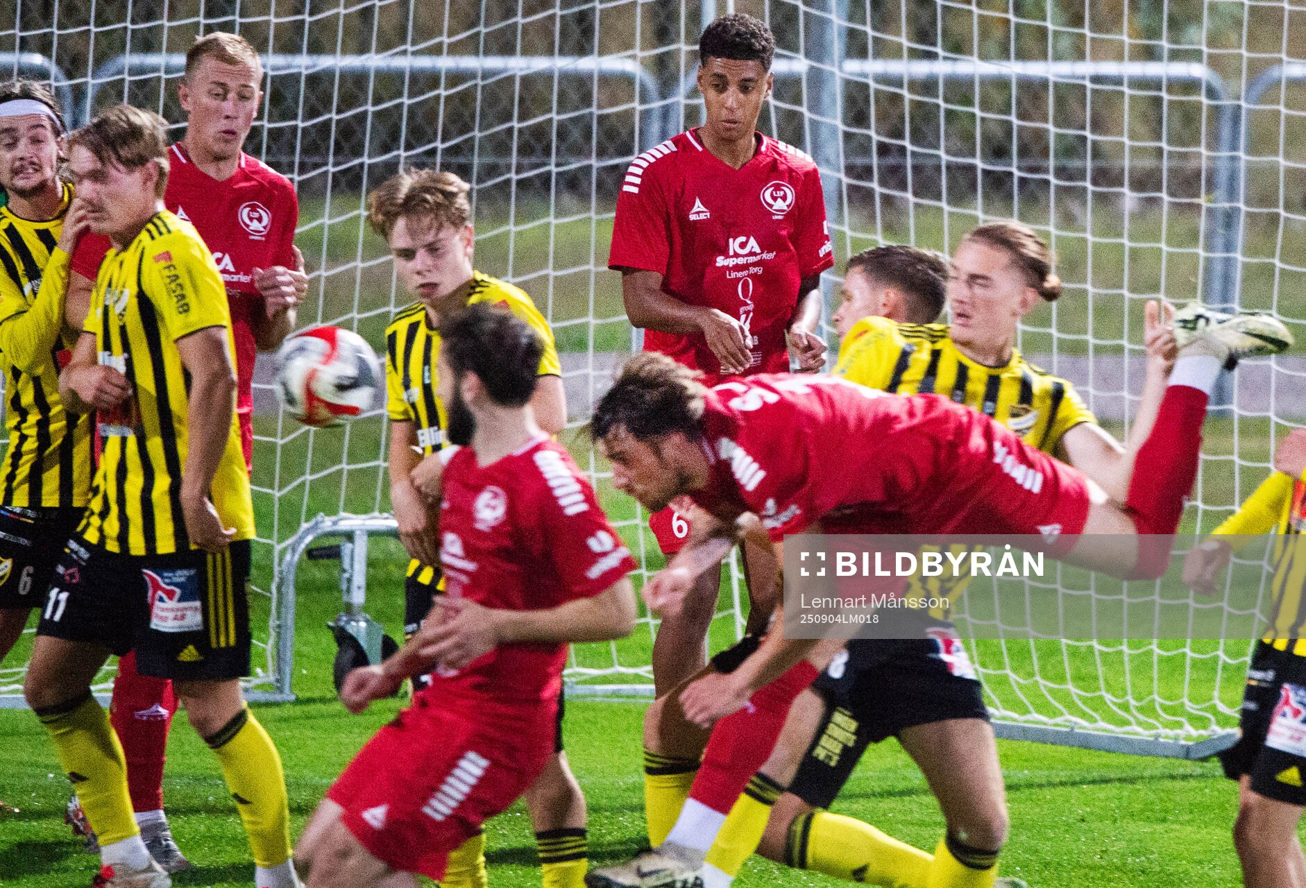 Lineros Kenan Aliefendic nickar in 1-5 i matchen i div. 2