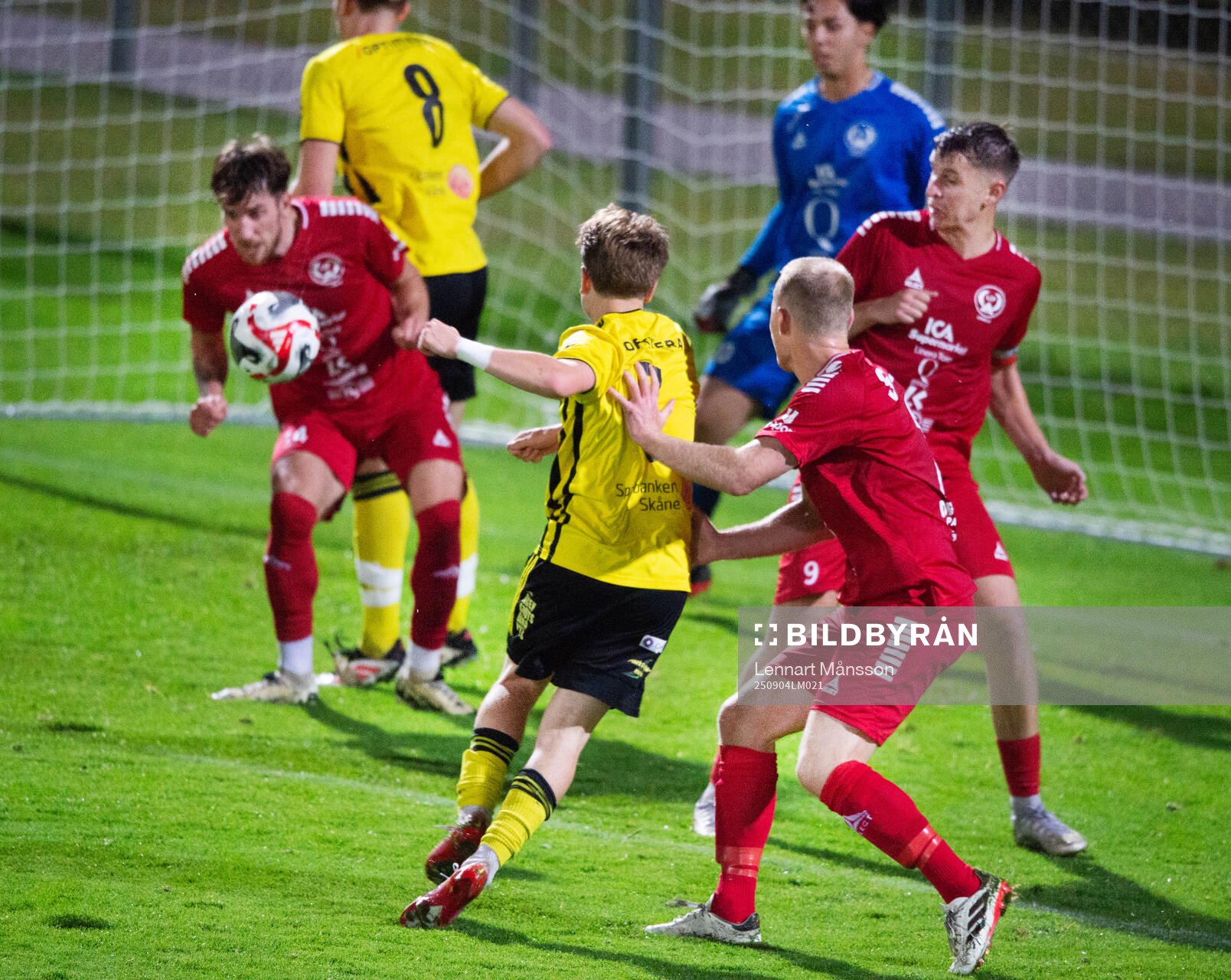 IFK Hässleholms Max Persson skjuter trots en hand i ryggen