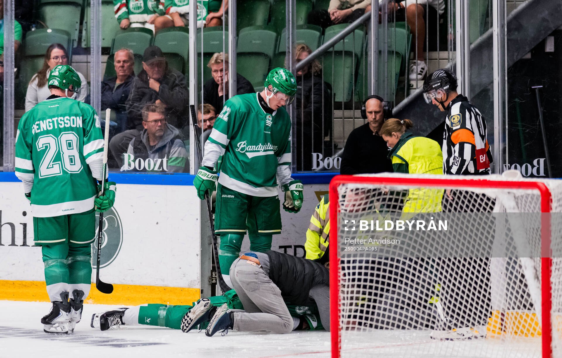 Rögles Isac Solberg får vård av medicinsk personal