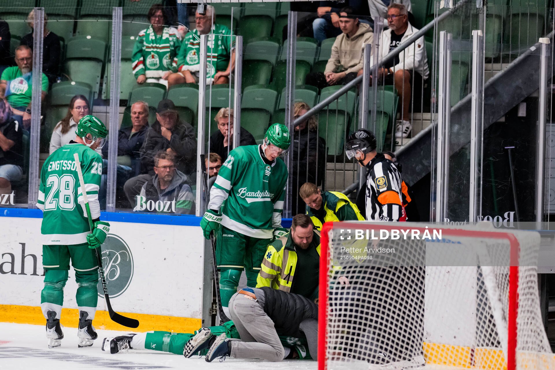 Rögles Isac Solberg får vård av medicinsk personal