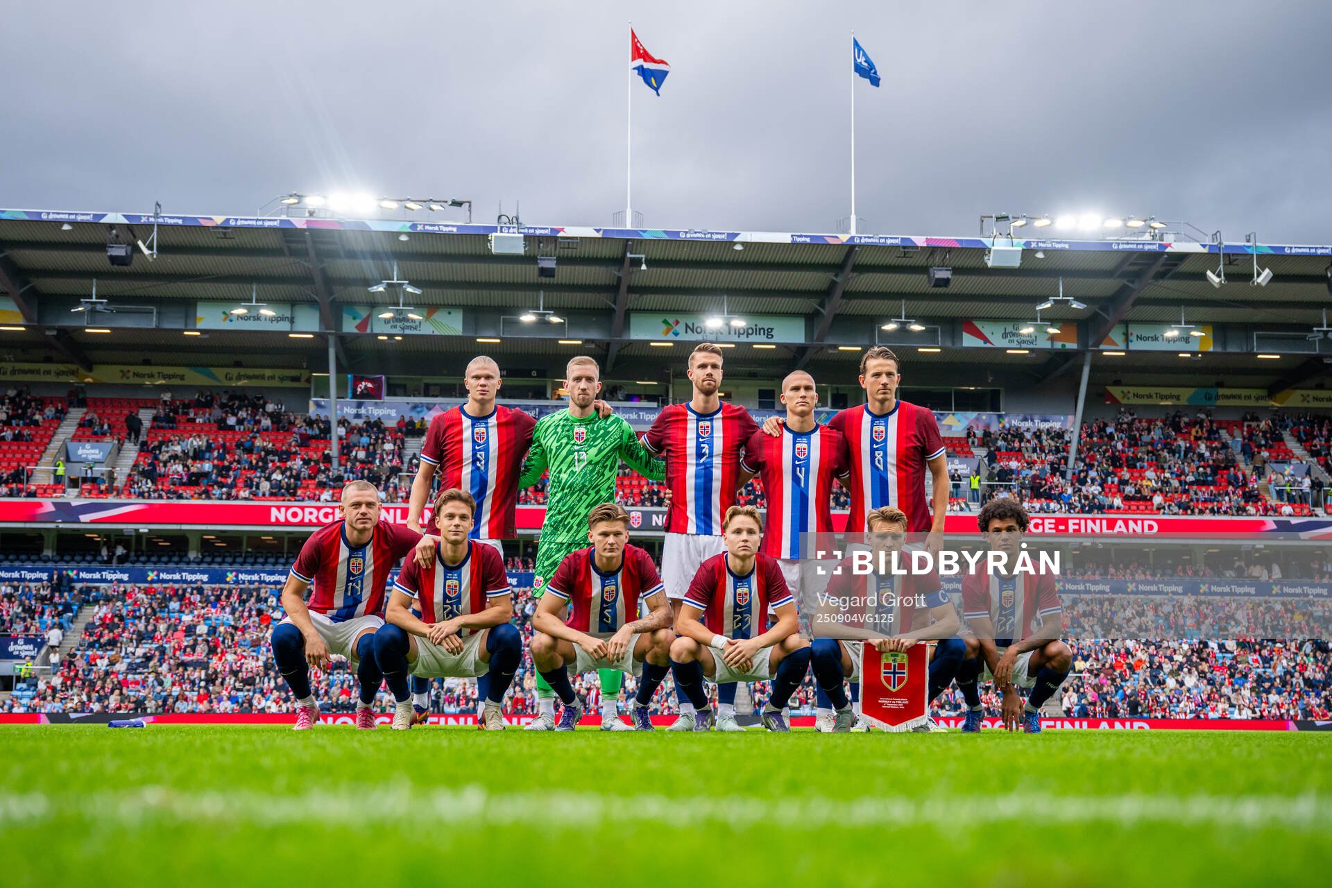 The starting eleven of Norway pose for a team photo