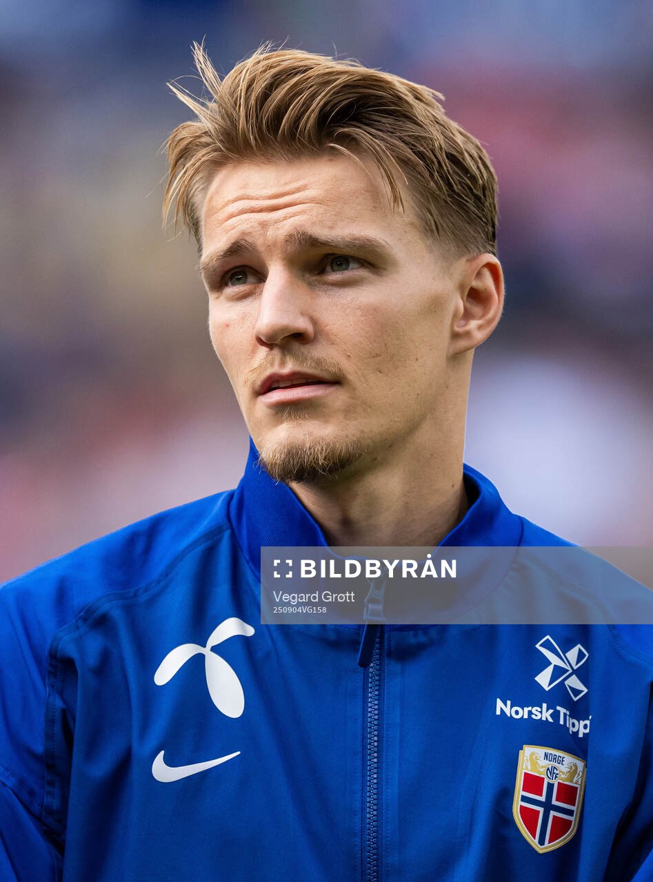 Martin Ødegaard of Norway line up