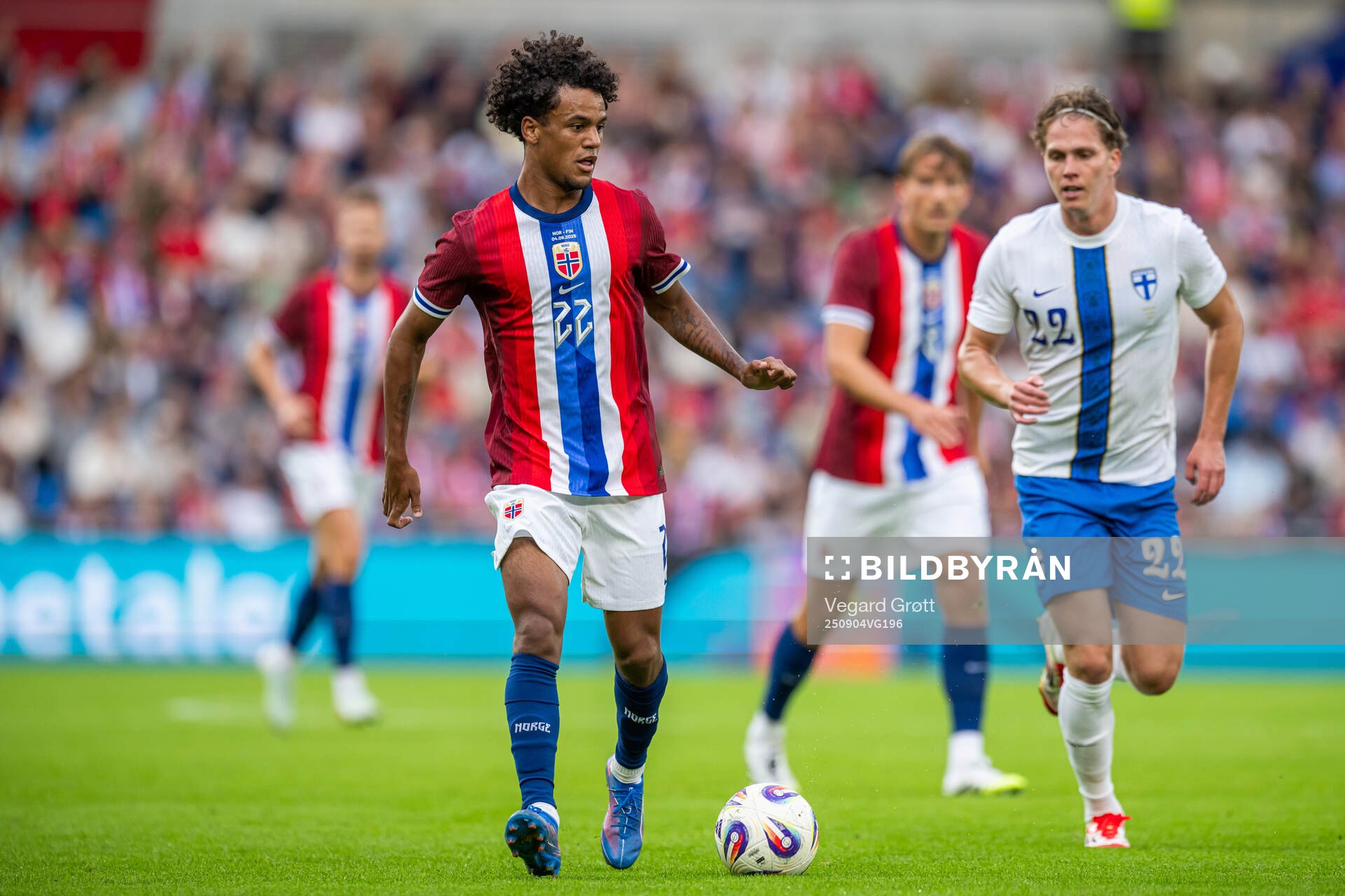 Oscar Bobb of Norway and Onni Valakari of Finland