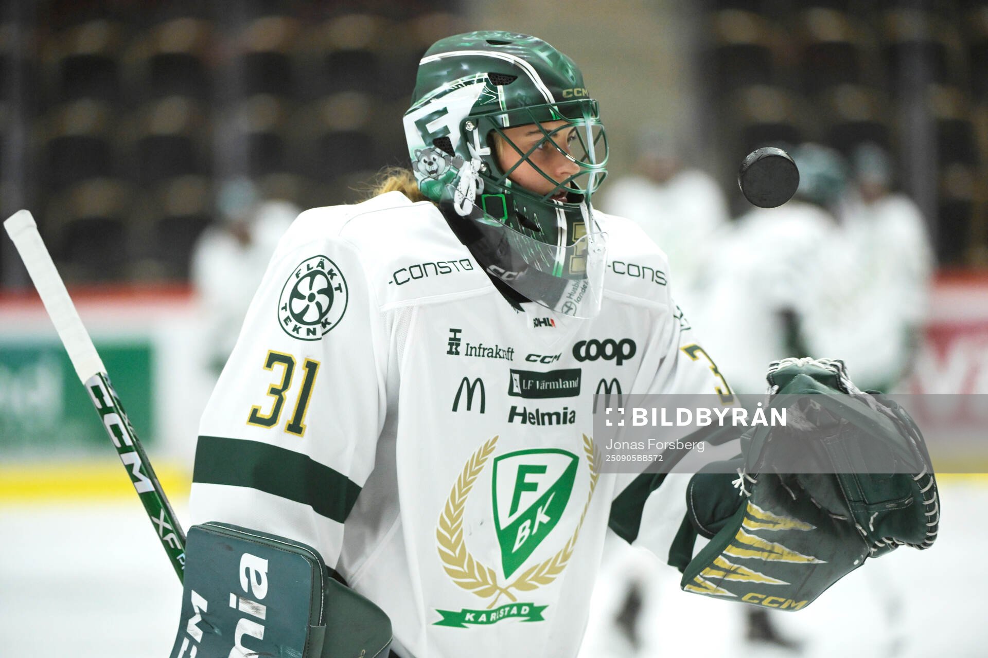Färjestad BKs målvakt Ida Boman innan ishockeymatchen i