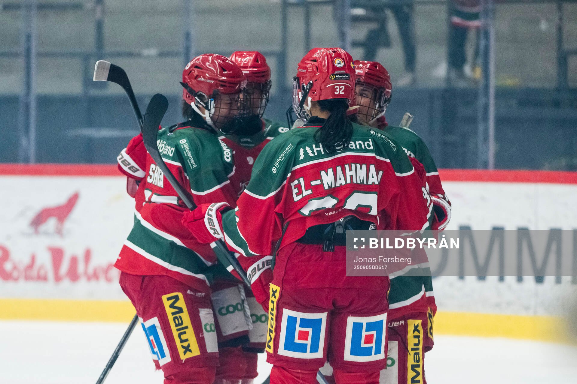 Modos Sarah Marchand jublar med lagkamrater