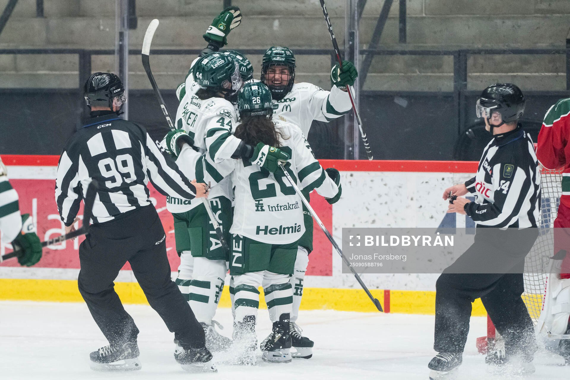 Färjestads Grace Parker jublar med lagkamrater