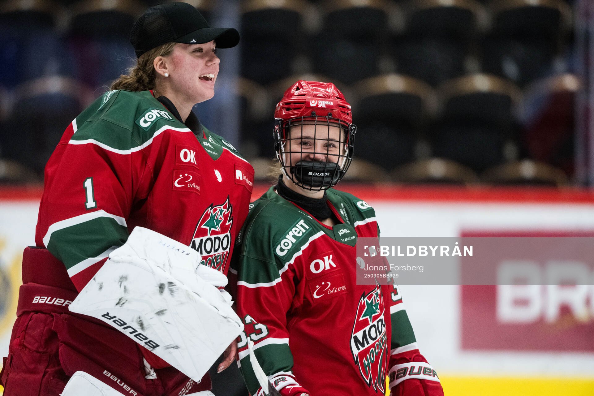Modos målvakt Ebba Lindström och Elsa Pallin