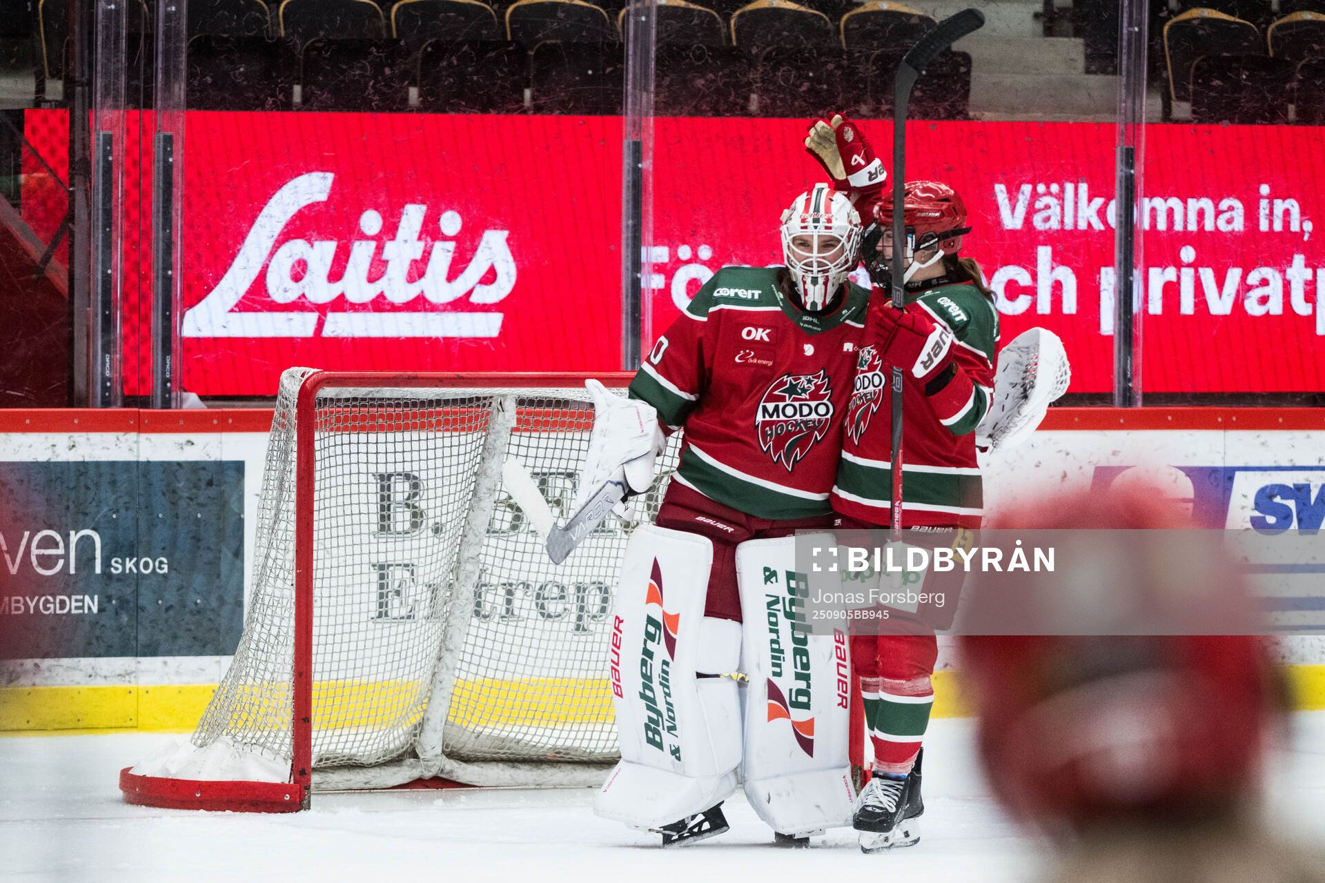 Modos målvakt Lovisa Persson jublar
