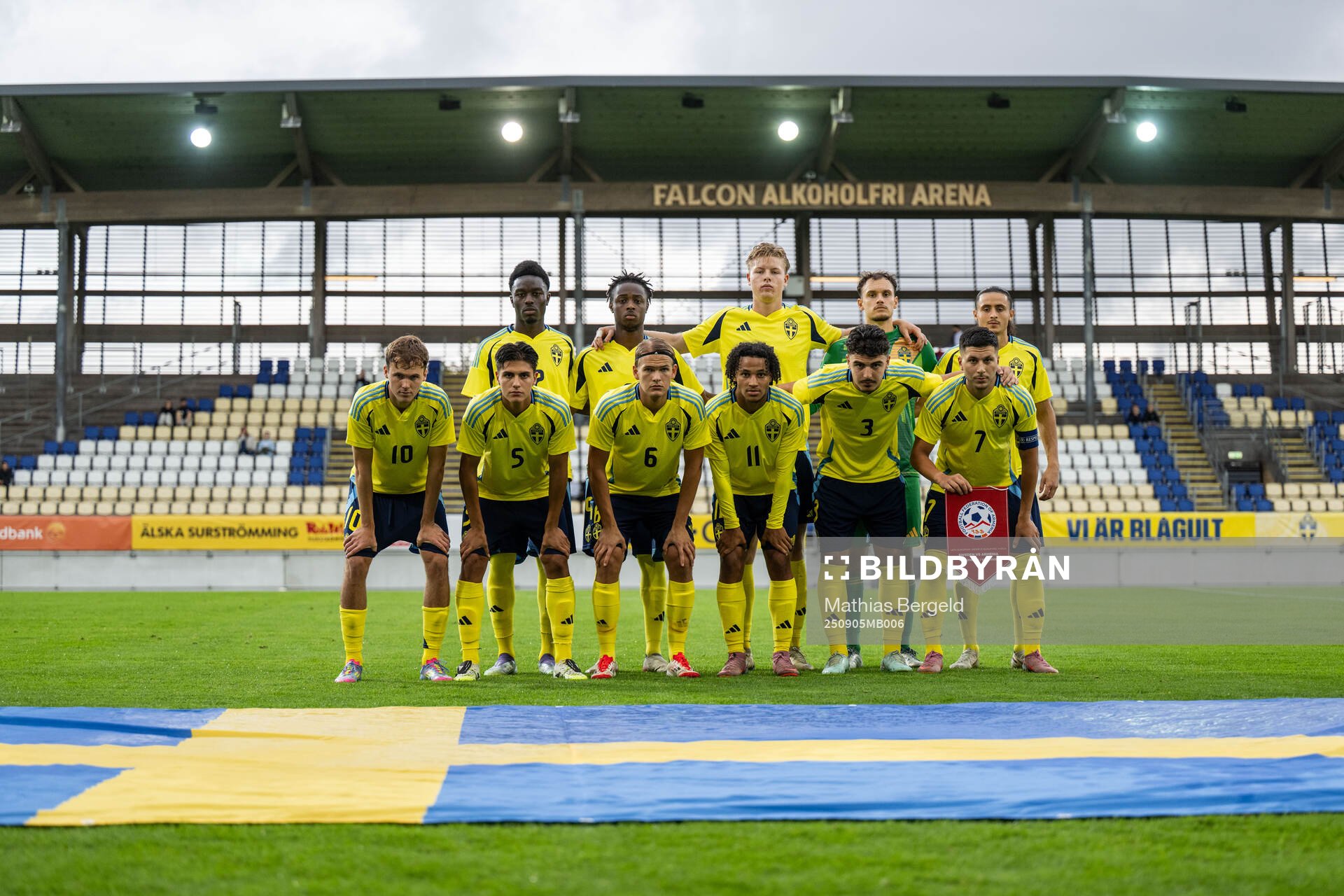 The starting eleven of Sweden pose for a team photo
