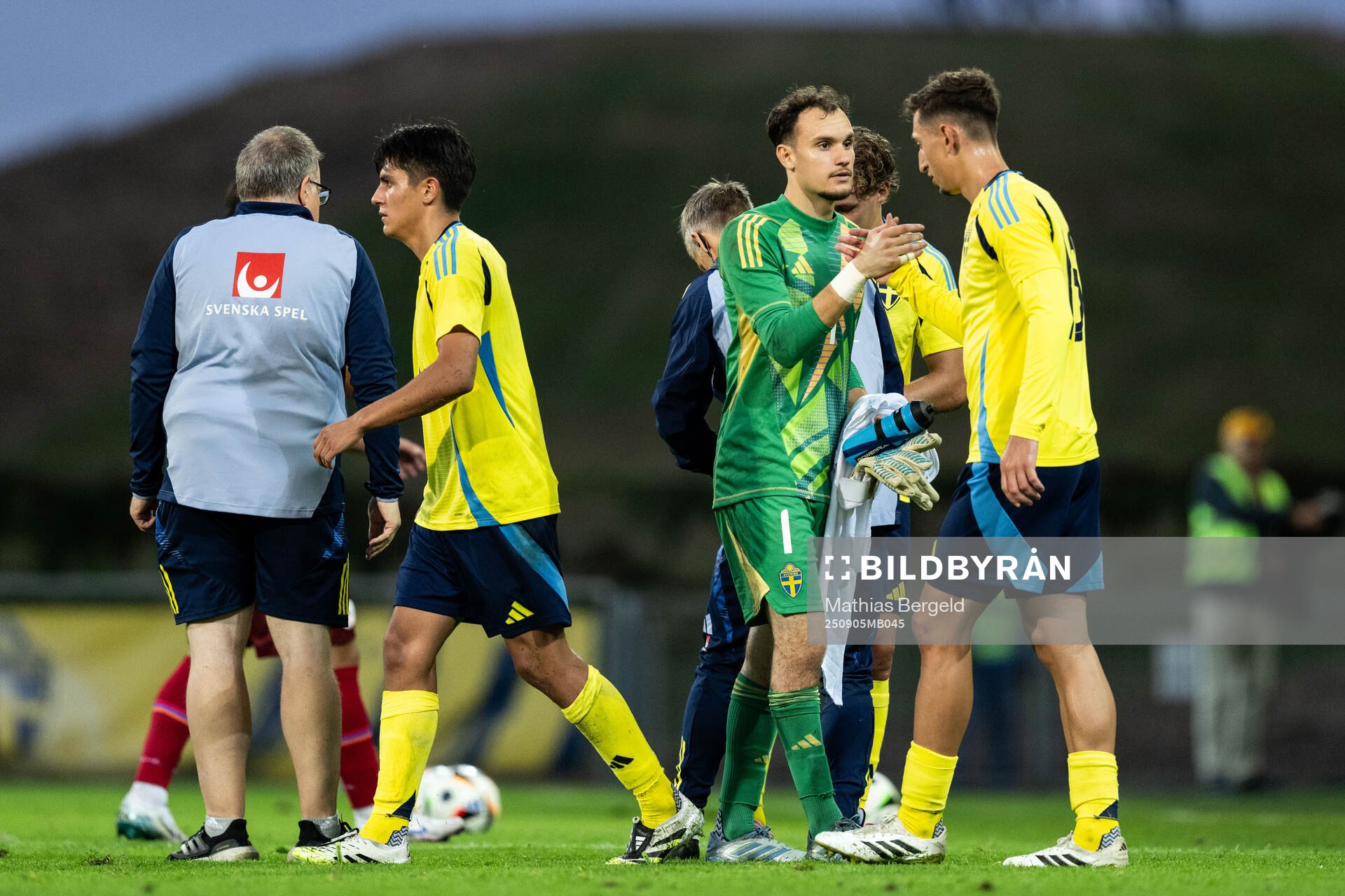 Matteo Perez Vinlöf, goalkeeper Elis Bishesari and Jonas