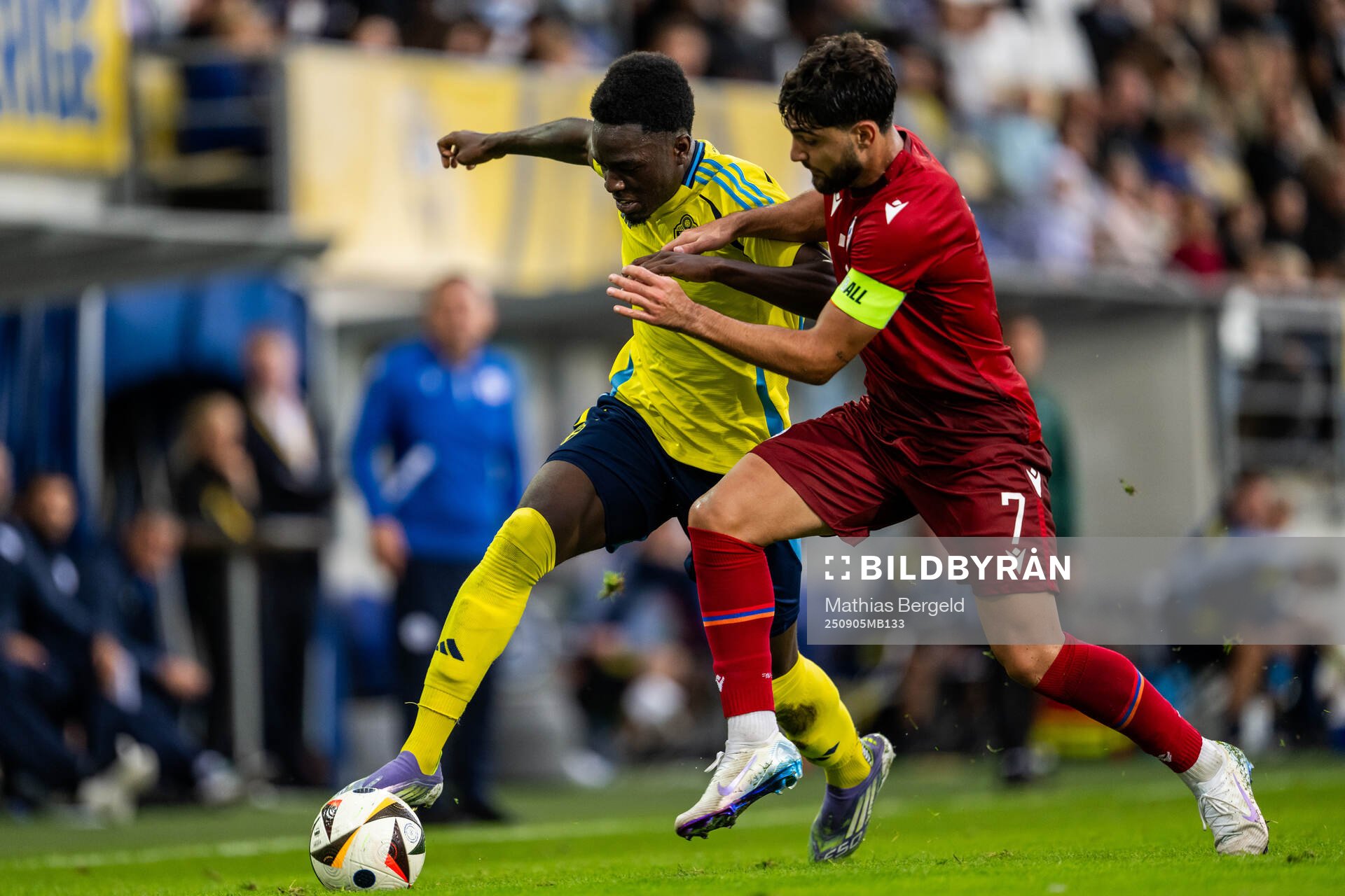 Genesis Antwi of Sweden and Misak Hakobyan of Armenia