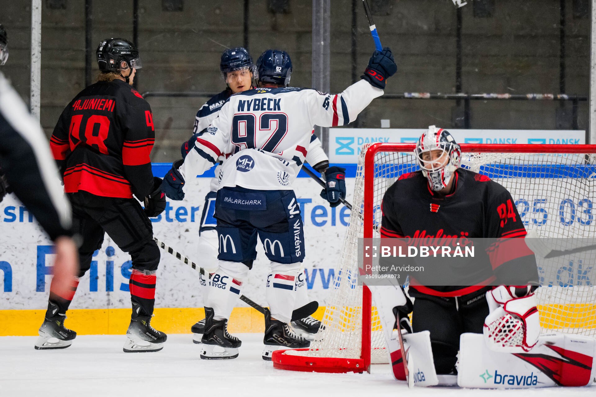 Linköpings Mikko Kokkonen och Zion Nybeck jublar