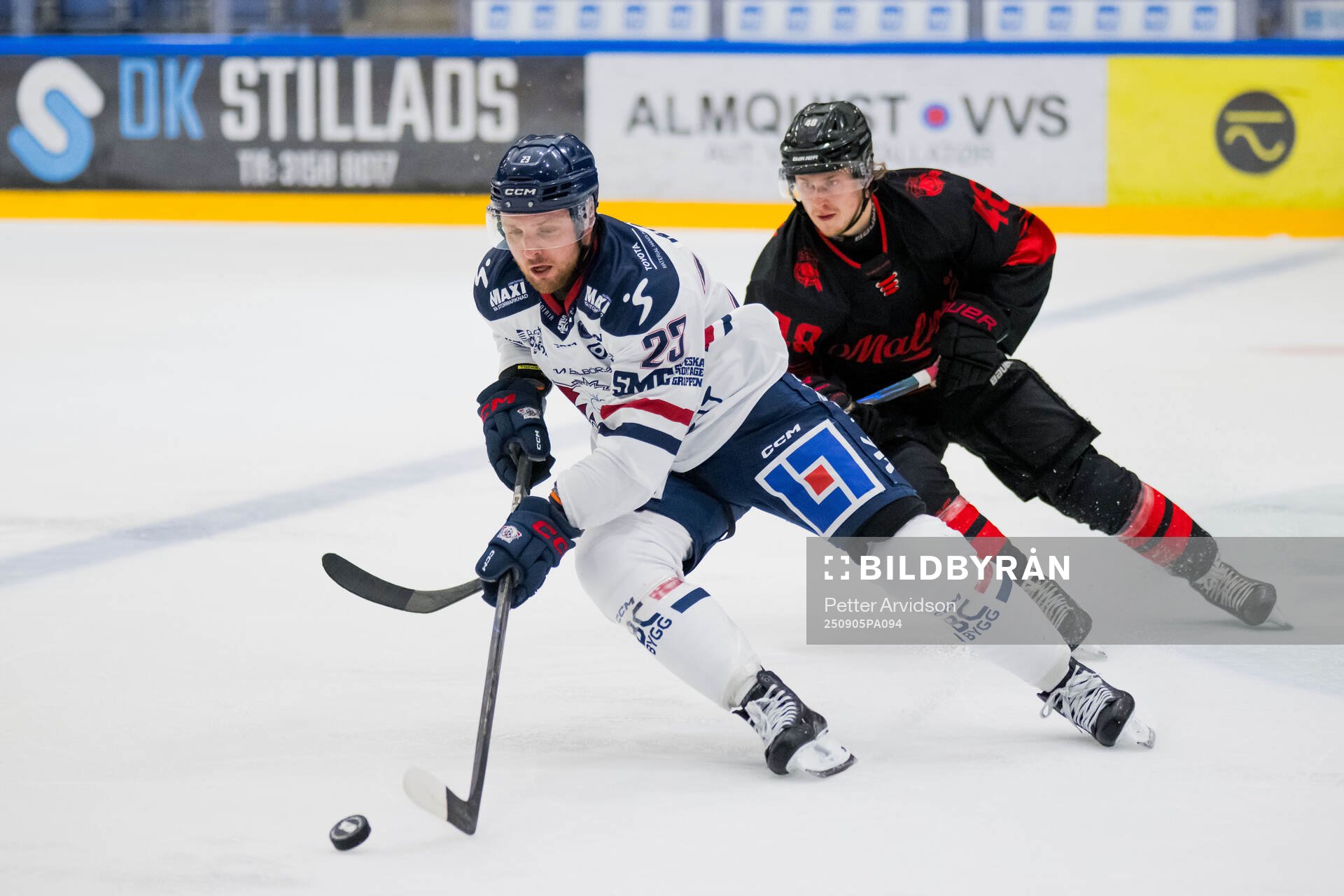 Linköpings Robin Kovacs och Malmö Redhawks Lauri Pajuniemi
