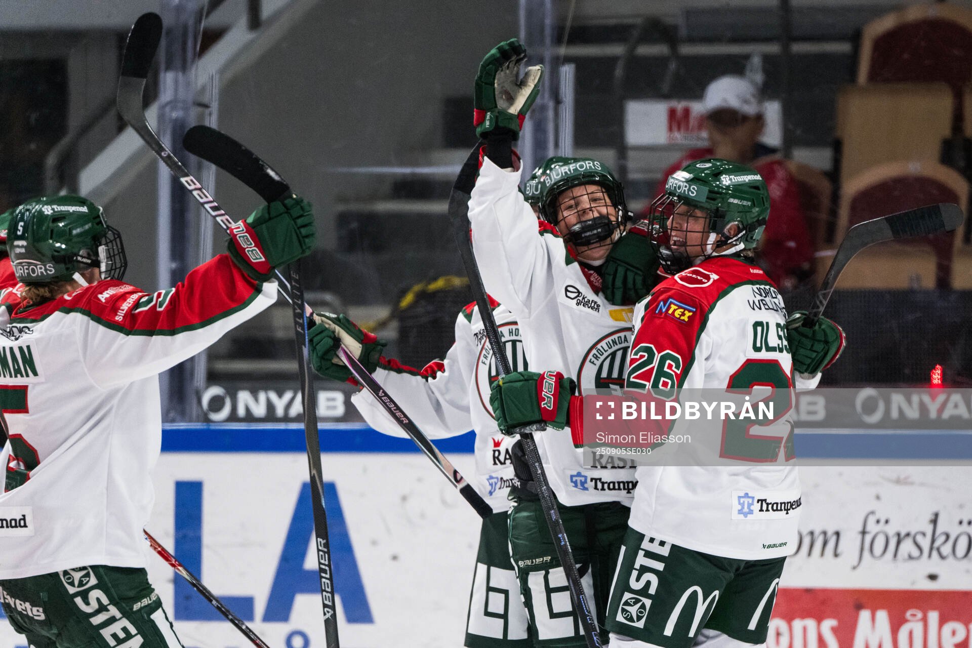 Frölundas Ella Hellman och Hanna Olsson jublar