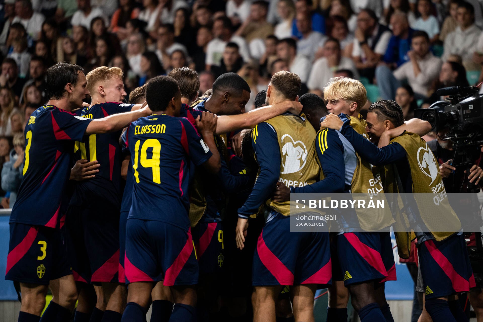 Yasin Ayari of Sweden celebrates with teammates