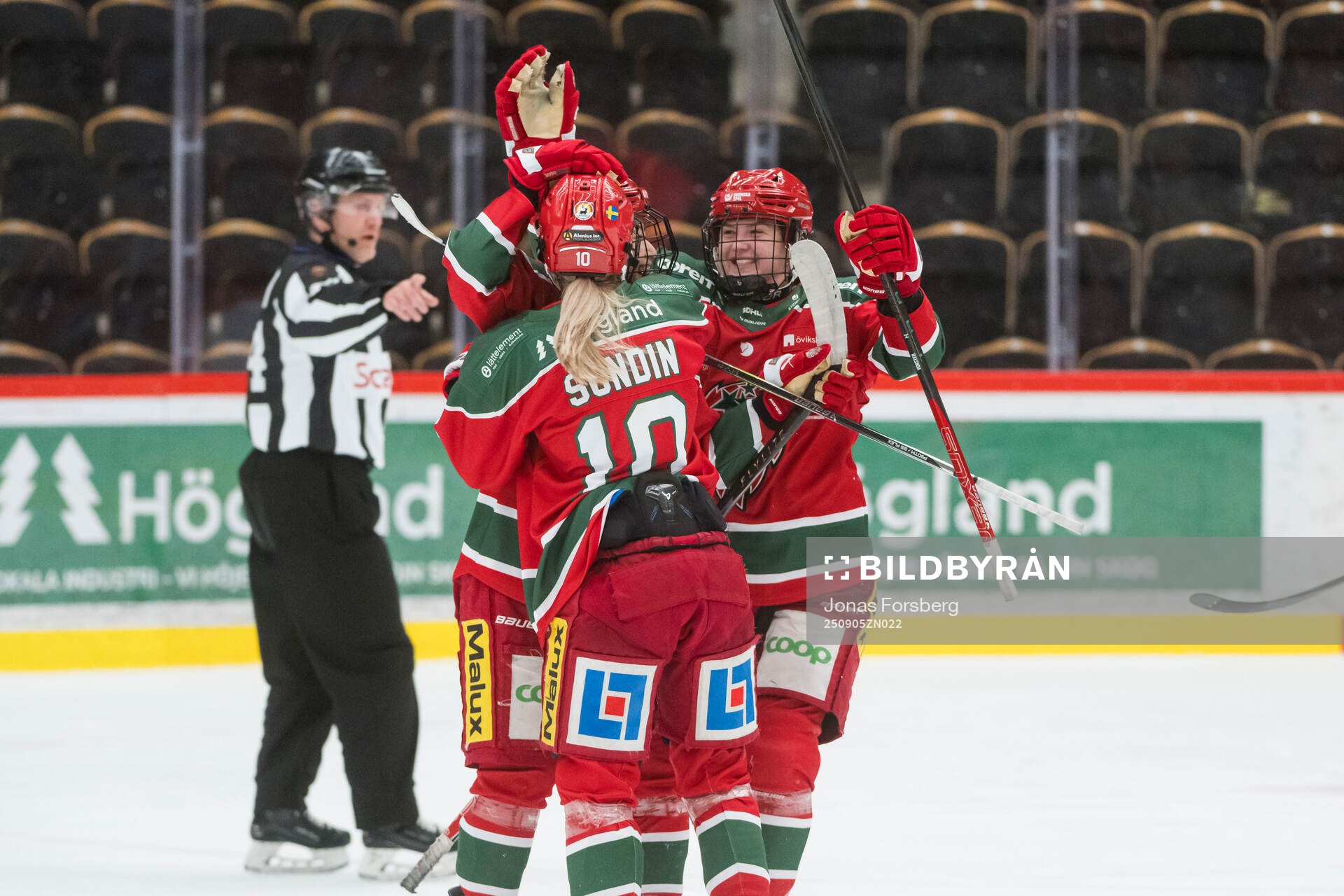 Modos Aoi Shiga jublar med lagkamrater