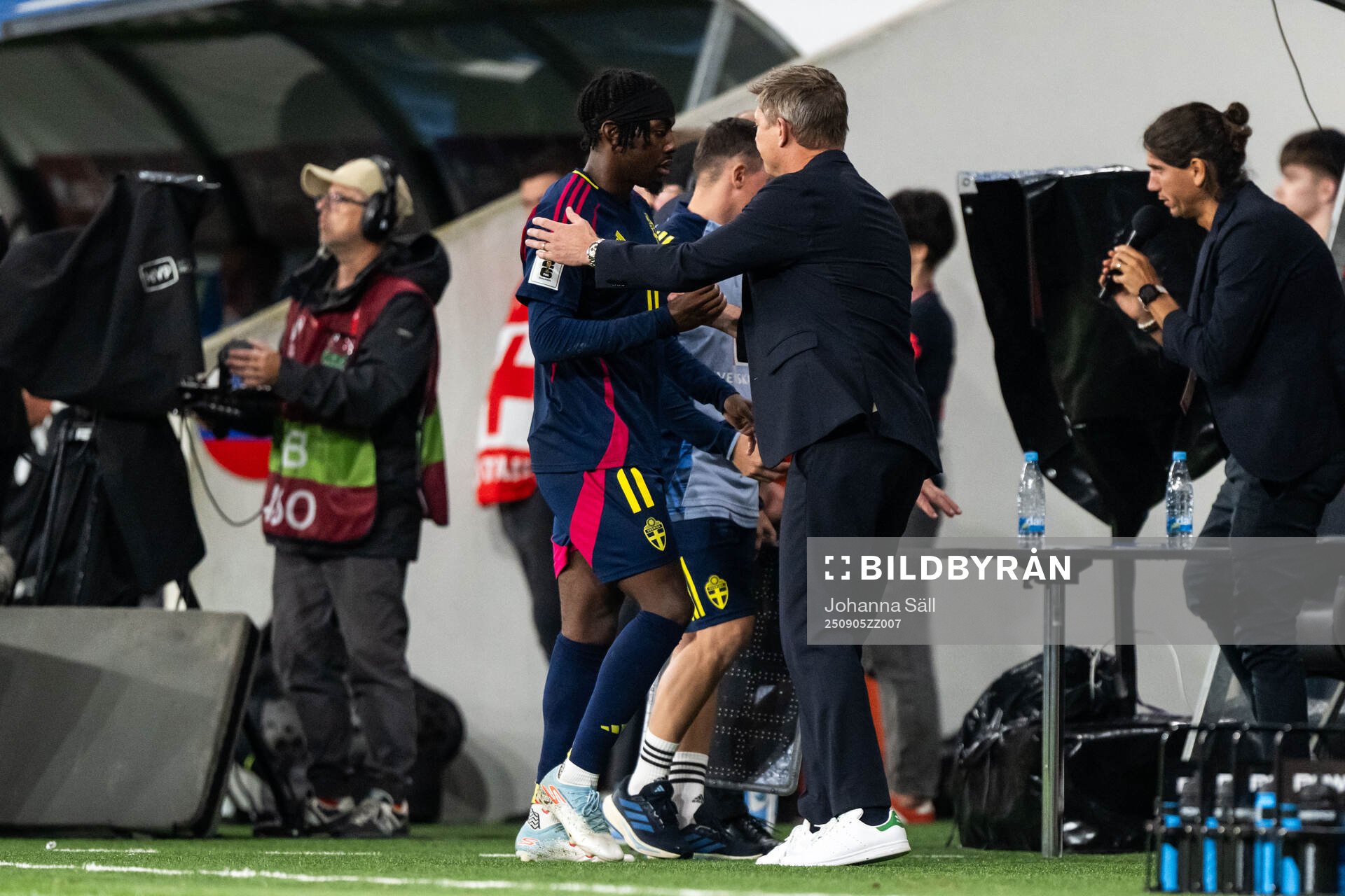 Anthony Elanga and head coach Jon Dahl Tomasson of Sweden