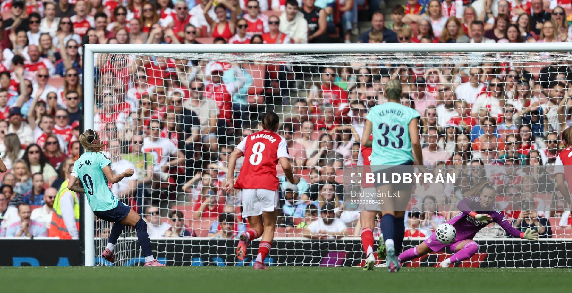 Kosovare Asllani of London City Lionesses scores the 0-1