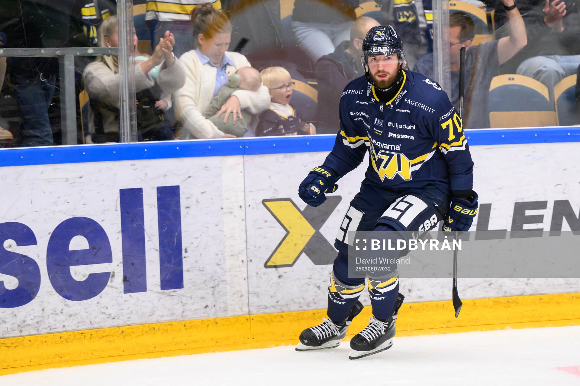 HV71s Lukas Rousek jublar