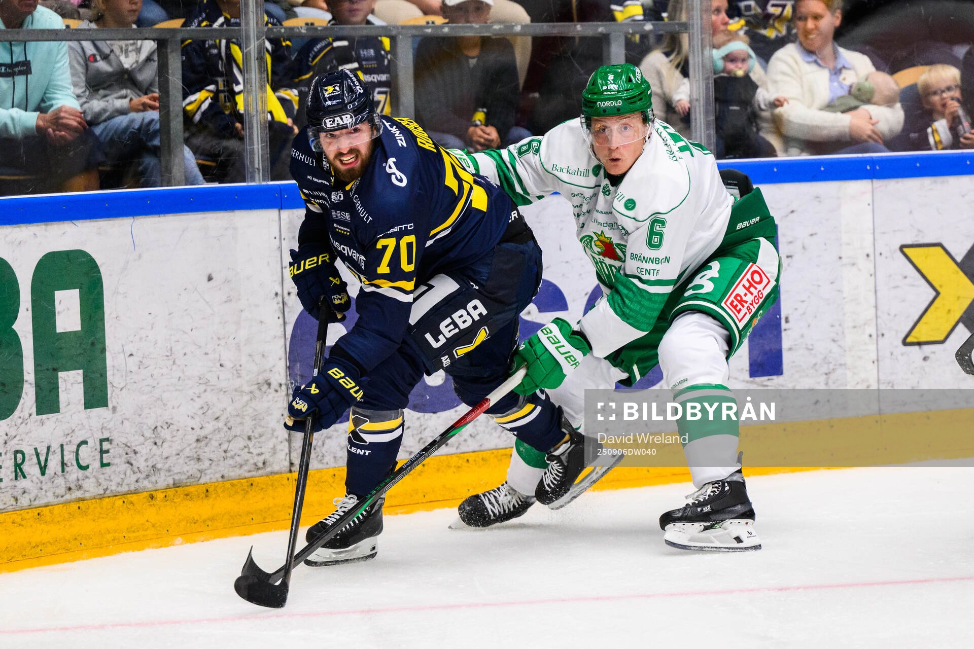 HV71s Lukas Rousek och Rögles Paul LaDue