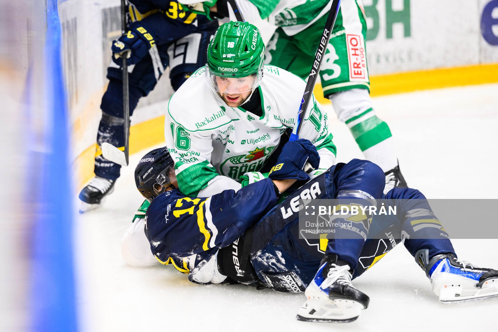 HV71s Isac Brännström och Rögles Lukas Ekeståhl-Jonsson