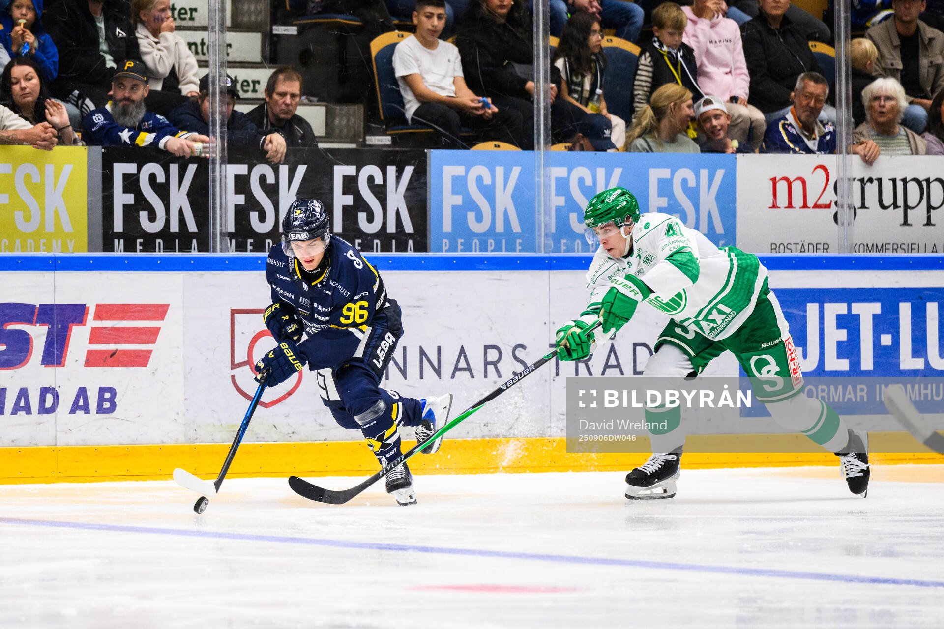 <hh96<och <rr41<under träningsmatchen i ishockey mellan