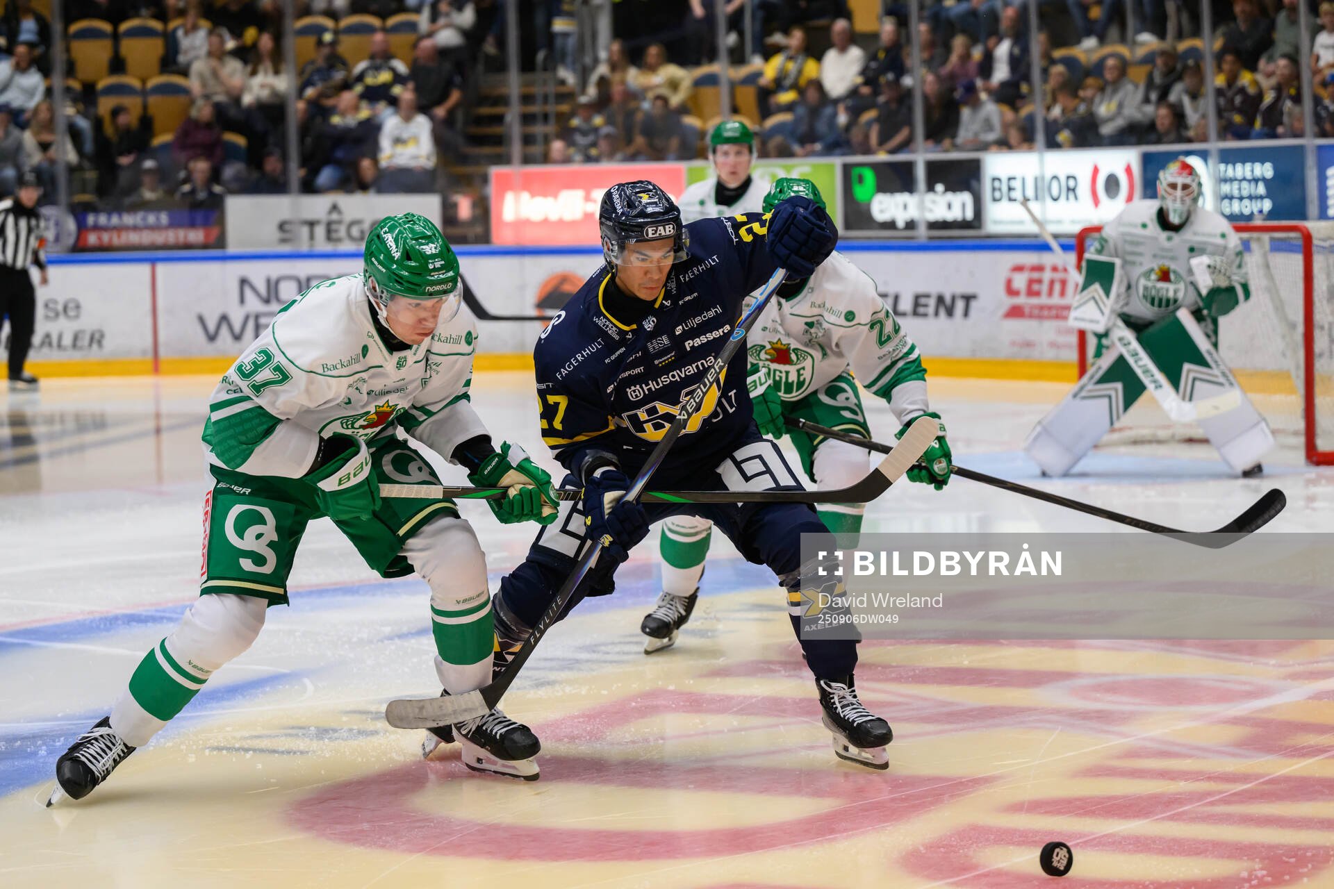 Rögles Albin Sundsvik och HV71s Jonathan Ang