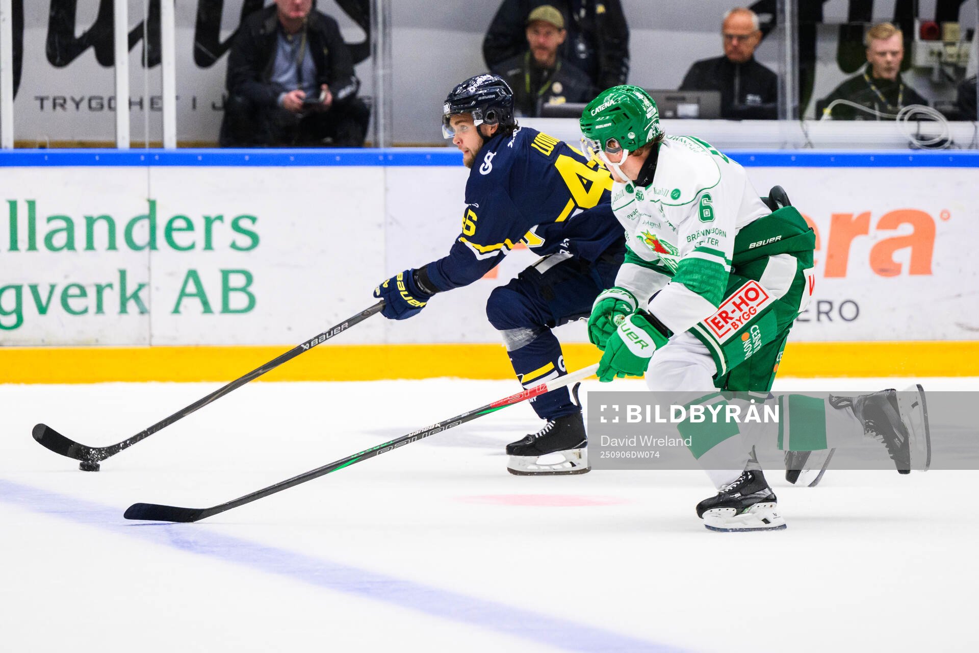 HV71s Joona Luoto och Rögles Paul LaDue