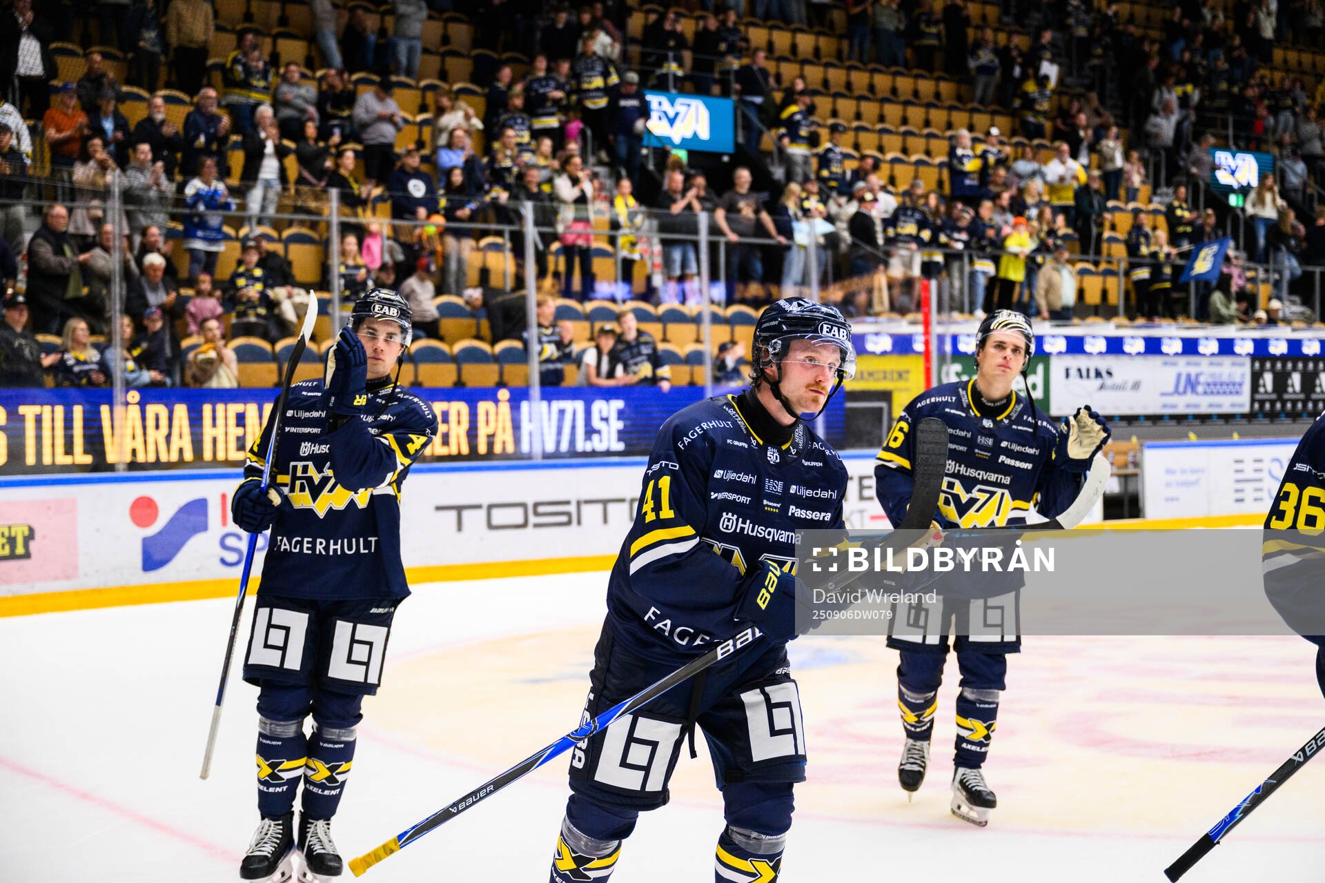 HV71s Riley Woods jublar