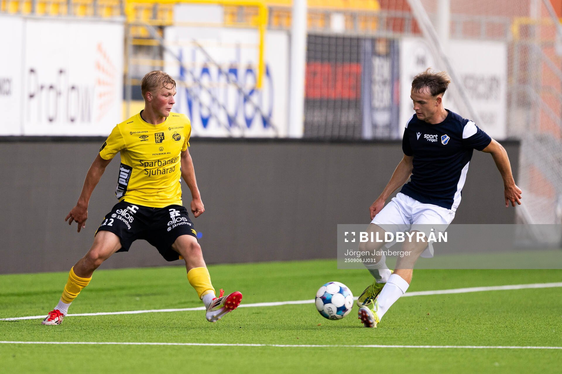 Elfsborgs Konrad Folkesson och Halmstads Lennox Wyes Pejle