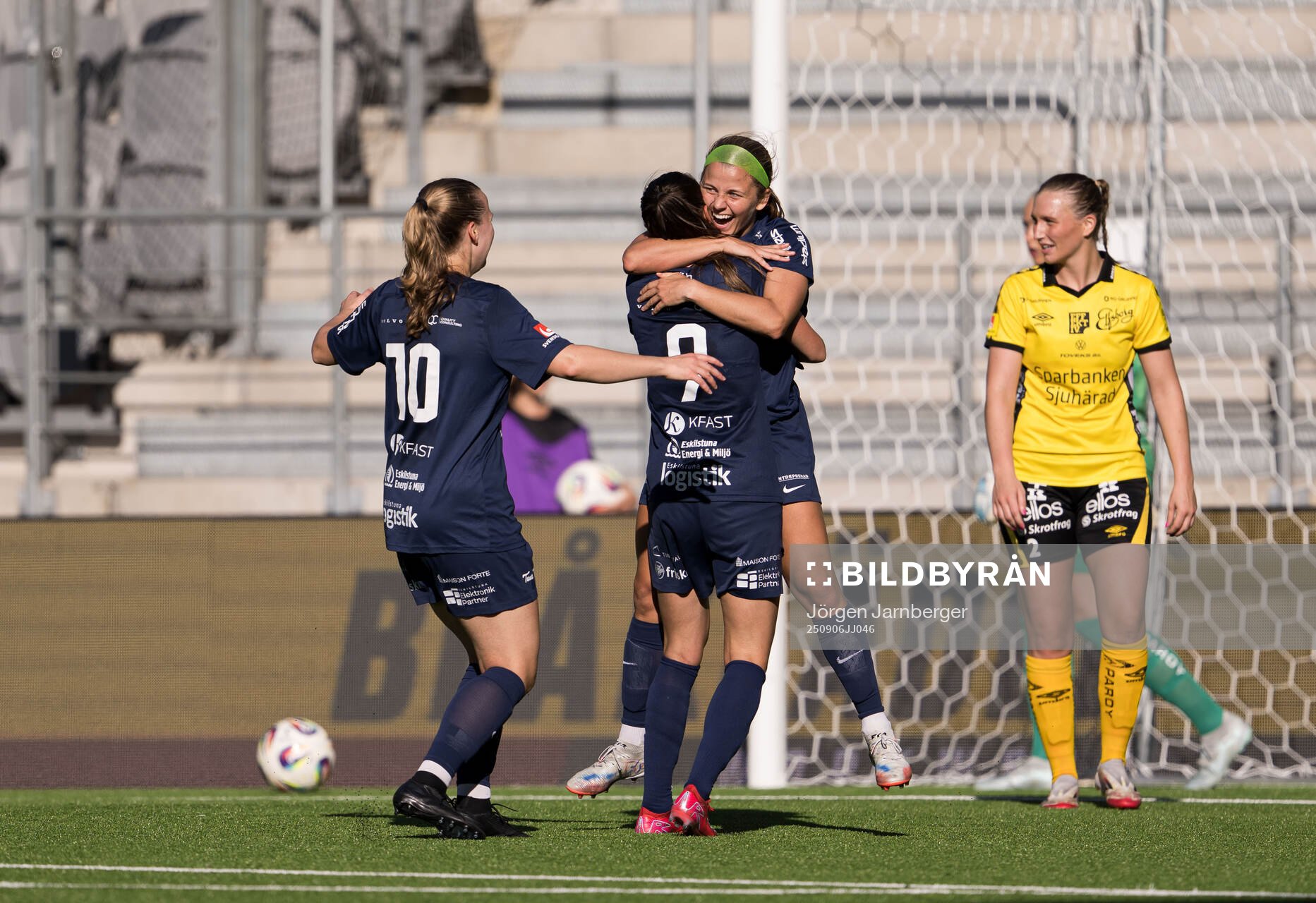 Eskilstuna Uniteds Elizabeth Mclaughlin Rappole jublar