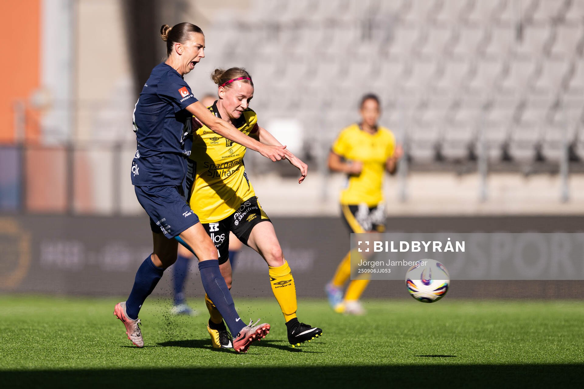 Eskilstuna Uniteds Wilma Öhman och Elfsborgs Leann Nyström