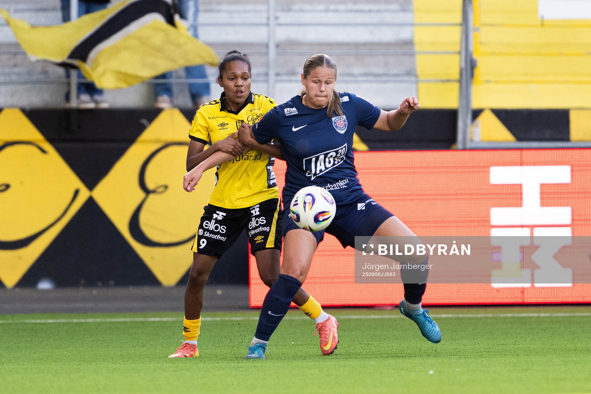 Elfsborgs Vanessa Lopez och Eskilstuna Uniteds Emma Bulow