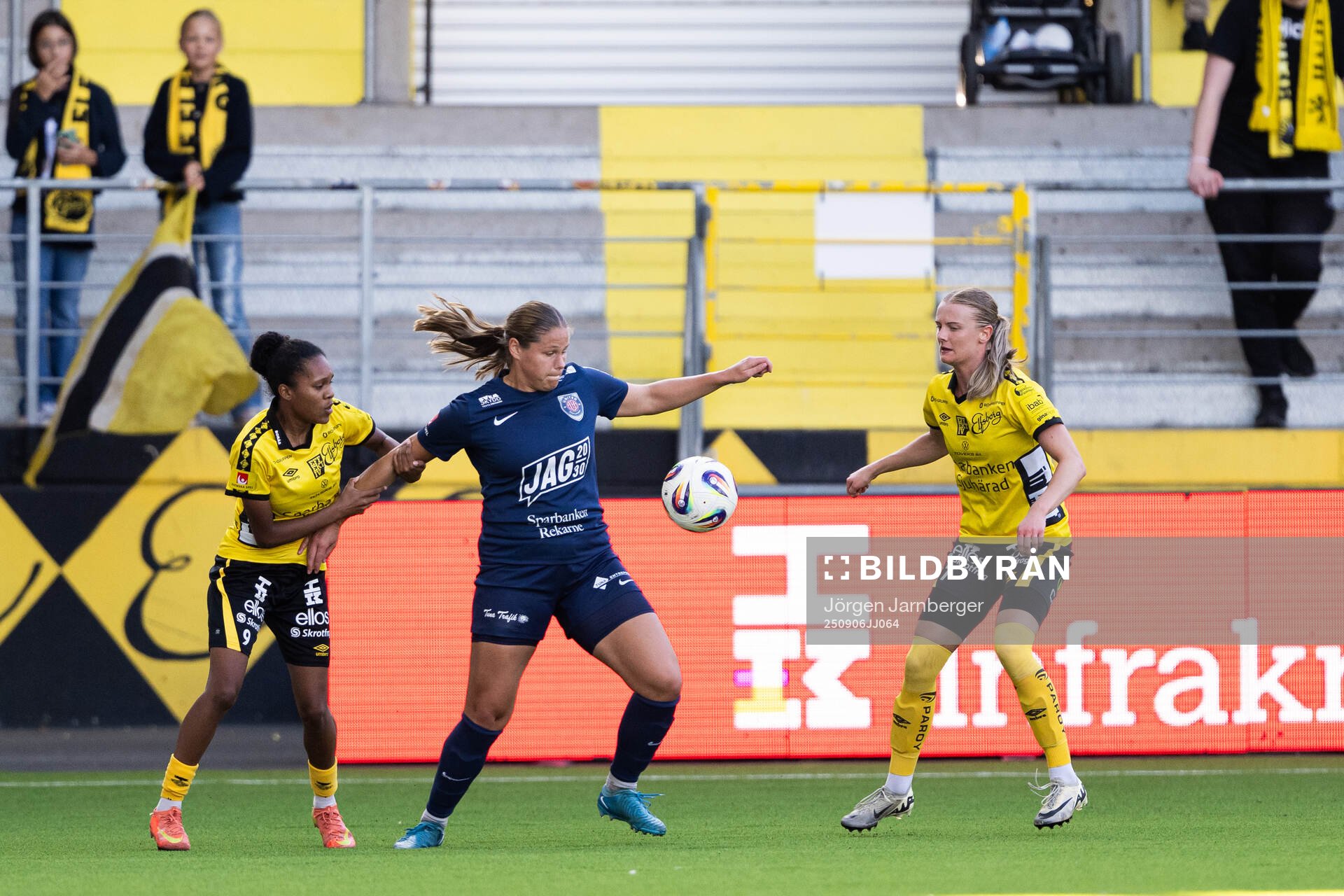 Elfsborgs Vanessa Lopez, Eskilstuna Uniteds Emma Bulow och